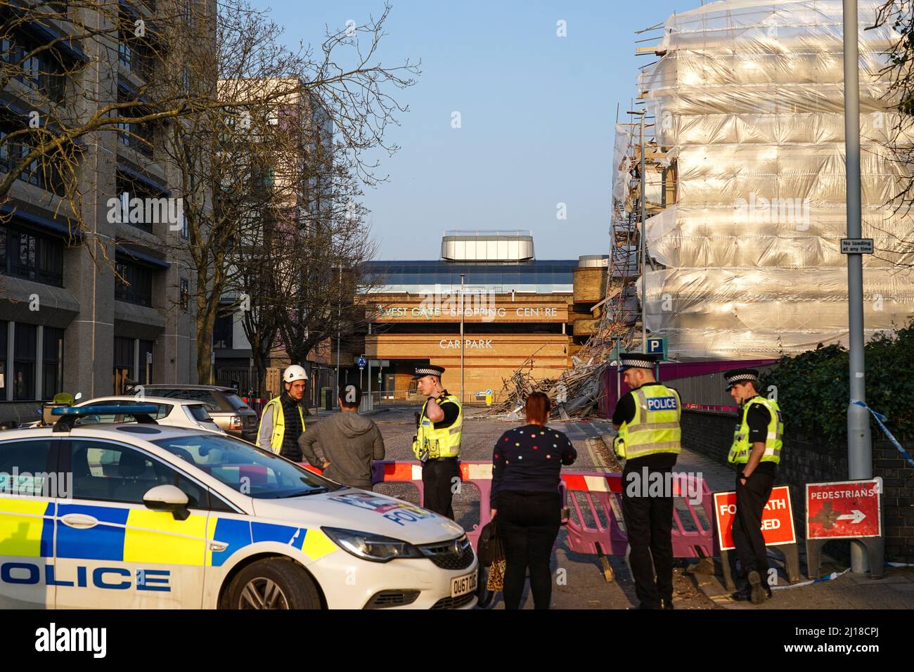 Part of a building in Stevenage collapsed whilst being demolished, leaving debris blocking the street below Stock Photo
