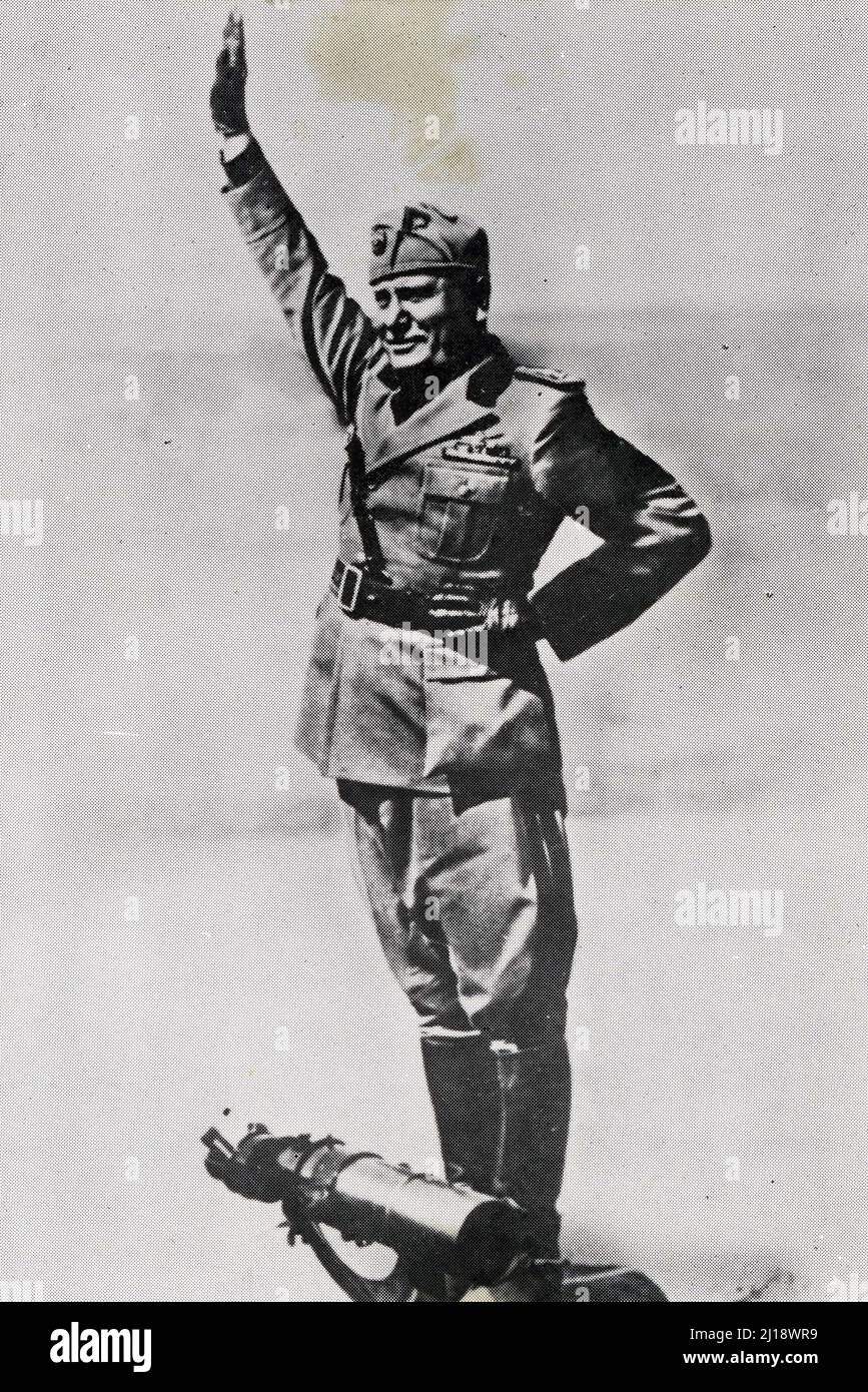 Fascismo - Duce Benito Mussolini in divisa della Milizia saluta romanamente (anni 40) Stock Photo