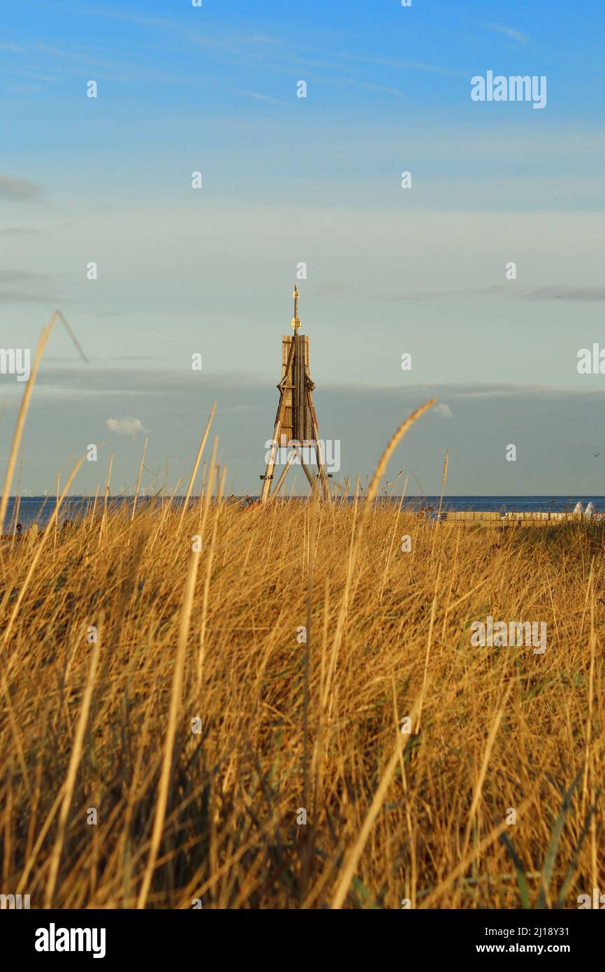 Die Kugelbake in Cuxhaven. Im vordergrund ist eine Fläche mit Gräsern zu sehen Stock Photo