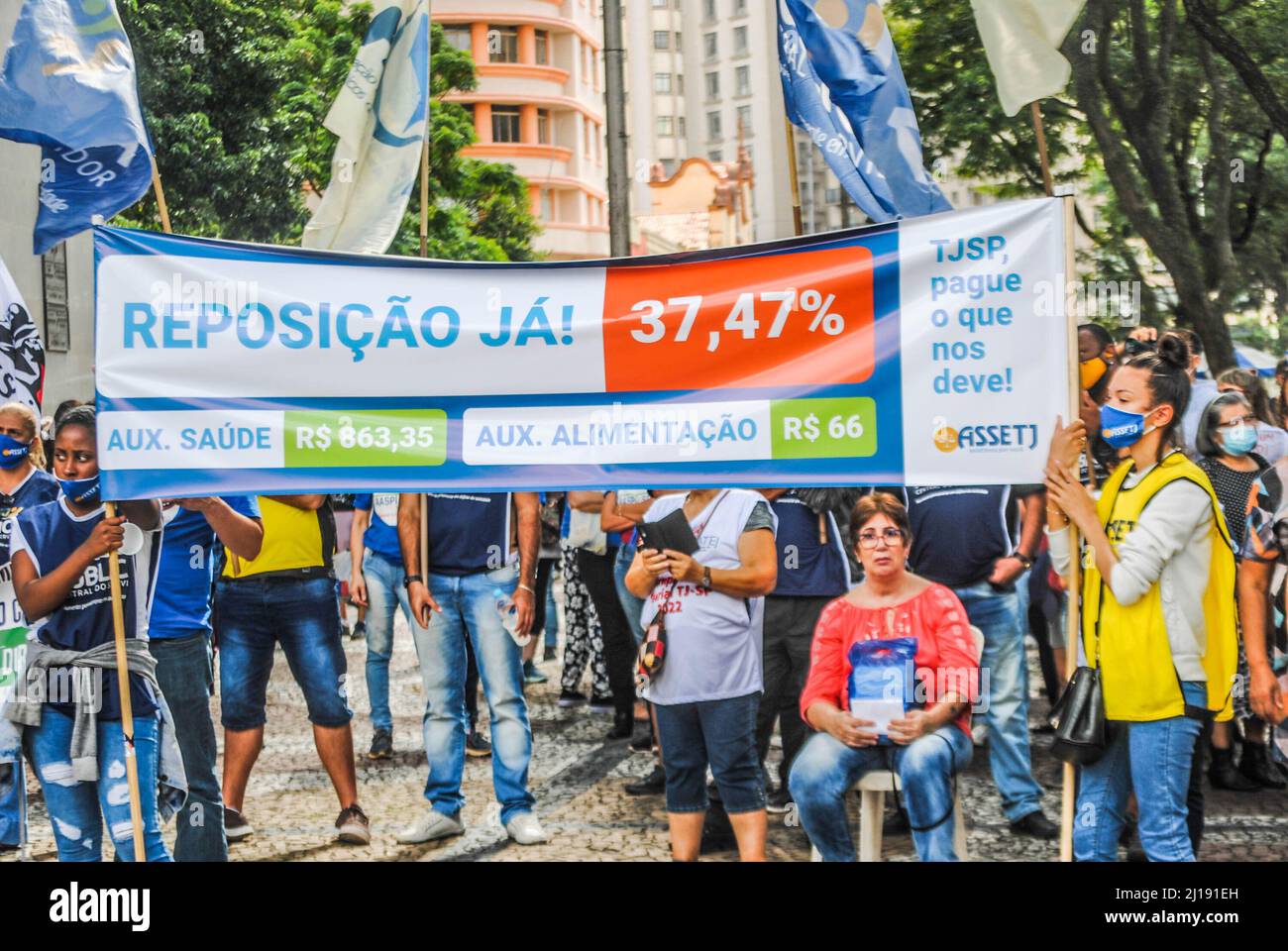 Sao Paulo, Sao Paulo, Brasil. 23rd Mar, 2022. (INT) Servants of the Sao Paulo Court of Justice protest in Joao Mendes square for better wages. March 23, 2022, Sao Paulo, Brazil: Servants of the Sao Paulo Court of Justice during an act of stoppage and indicative of a strike in Joao Mendes square, Sao Paulo downtown, on Wednesday (23). Category claims replacement of salary losses of 37, 47% and increases in benefits such as health insurance, food and transportation allowances. (Credit Image: © Adeleke Anthony Fote/TheNEWS2 via ZUMA Press Wire) Stock Photo