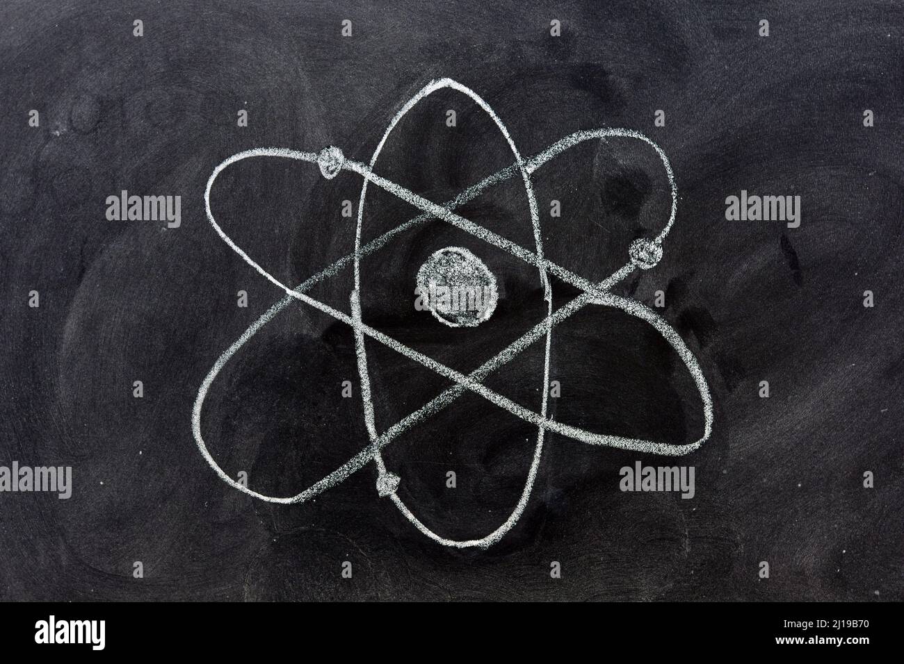 Símbolo del átomo dibujado con tiza en una pizarra Stock Photo