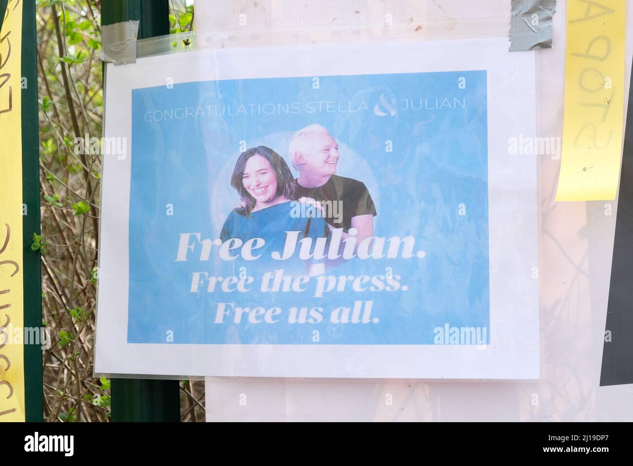 London, UK, 23rd Mar, 2022. A message of support is pinned onto railings as Stella Moris marries WikiLeaks founder Julian Assange inside Belmarsh Prison. Credit: Eleventh Hour Photography/Alamy Live News Stock Photo