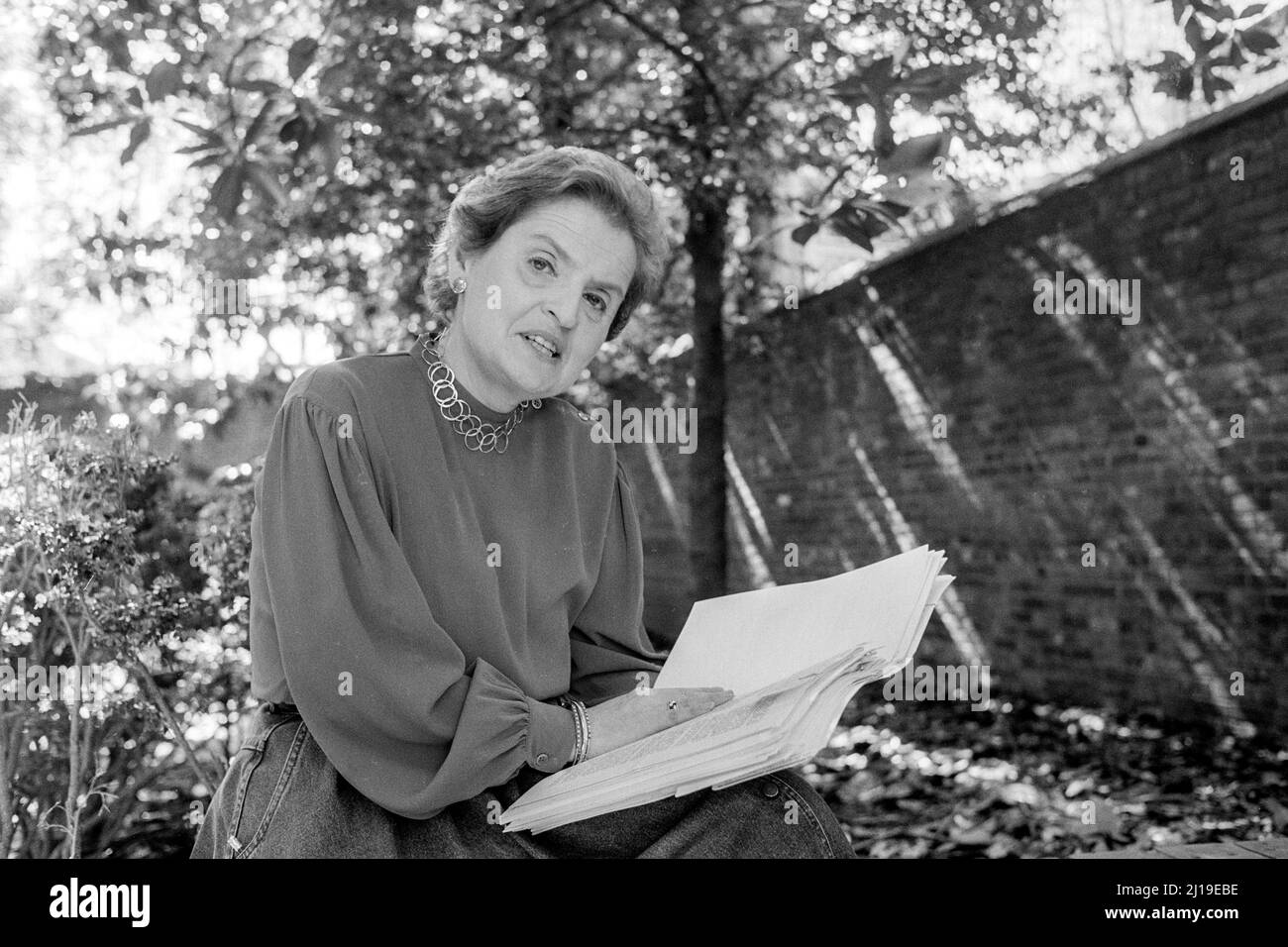 1988 , Georgetown , Washington, D.C. , USA : The american politician MADELEINE Korbel ALBRIGHT ( Marie Jana Korbelová , 1937 - 2022 ), was an American diplomat who served as the 64th United States Secretary of State from 1997 to 2001 under President Bill Clinton . She was the first female secretary of state in U.S. history.  In this photo Professor Madeliene Albright named foreign policy adviser for Democratic candidate Michael Dukakis ' campaign at her Georgetown home .  Photo by Michael Geissinger . - Segretario alla Presidenza degli Stati Uniti d'America -   STATI UNITI AMERICA - POLITICO - Stock Photo