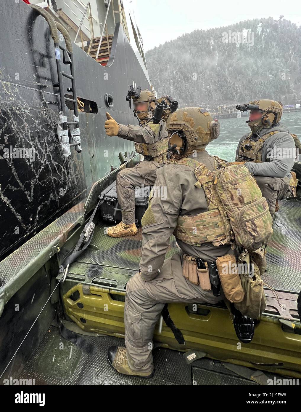 U.S. Coast Guardsmen assigned to Maritime Security Response Team (MSRT