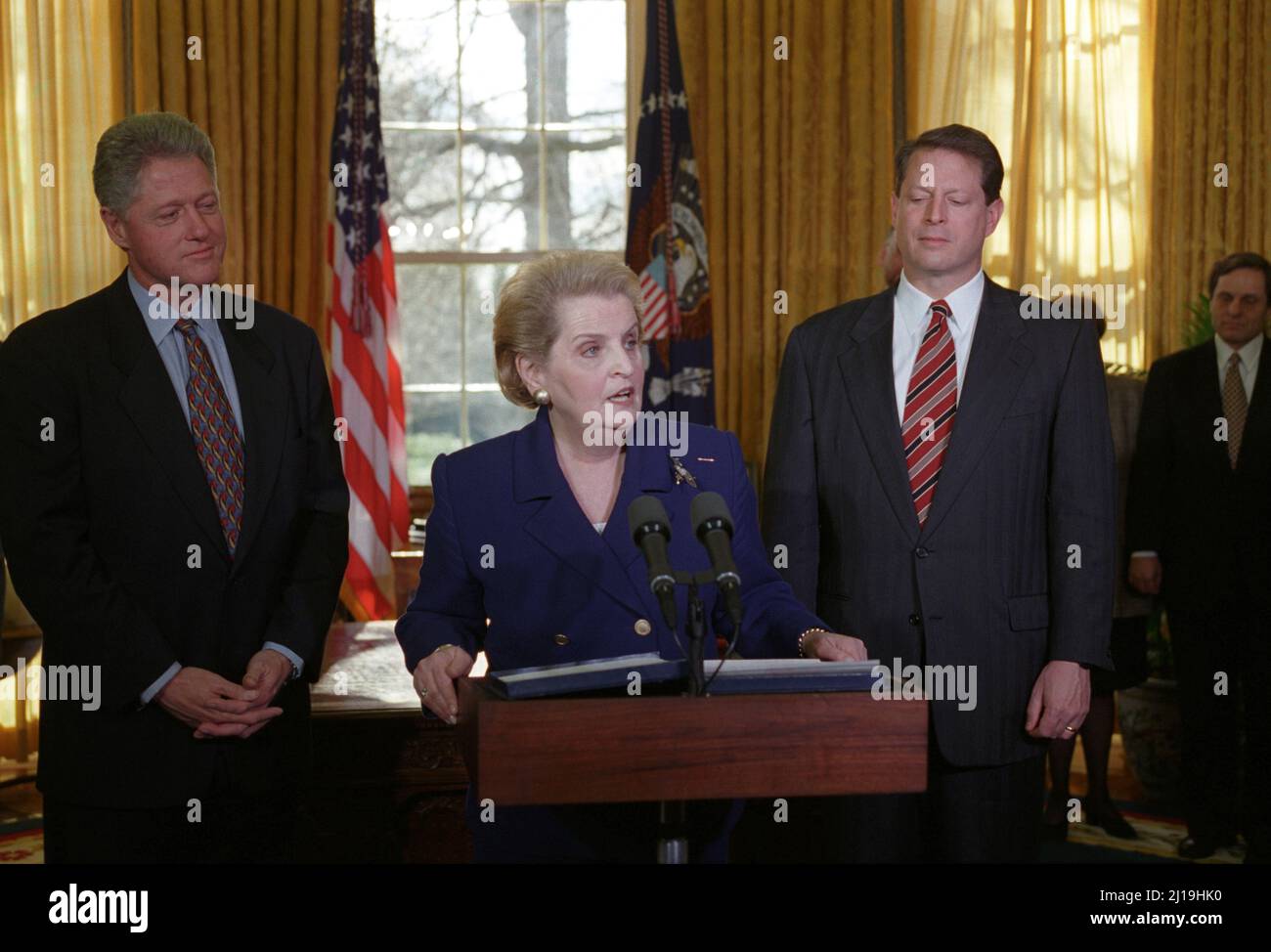 1997 , 23 january , Washington , USA : The american politician MADELEINE Korbel ALBRIGHT ( Marie Jana Korbelova , 1937 - 2022 ), was an American diplomat who served as the 64th United States Secretary of State from 1997 to 2001 under President Bill Clinton . She was the first female secretary of state in U.S. history.  In this photo with president CLINTON and vice-President AL GORE , Albright speaks at her swearing-in ceremoney as Secretary of State . Photo by Official Staff photographer of White House for United States Department of State . -  Segratario di stato donna alla Presidenza degli S Stock Photo
