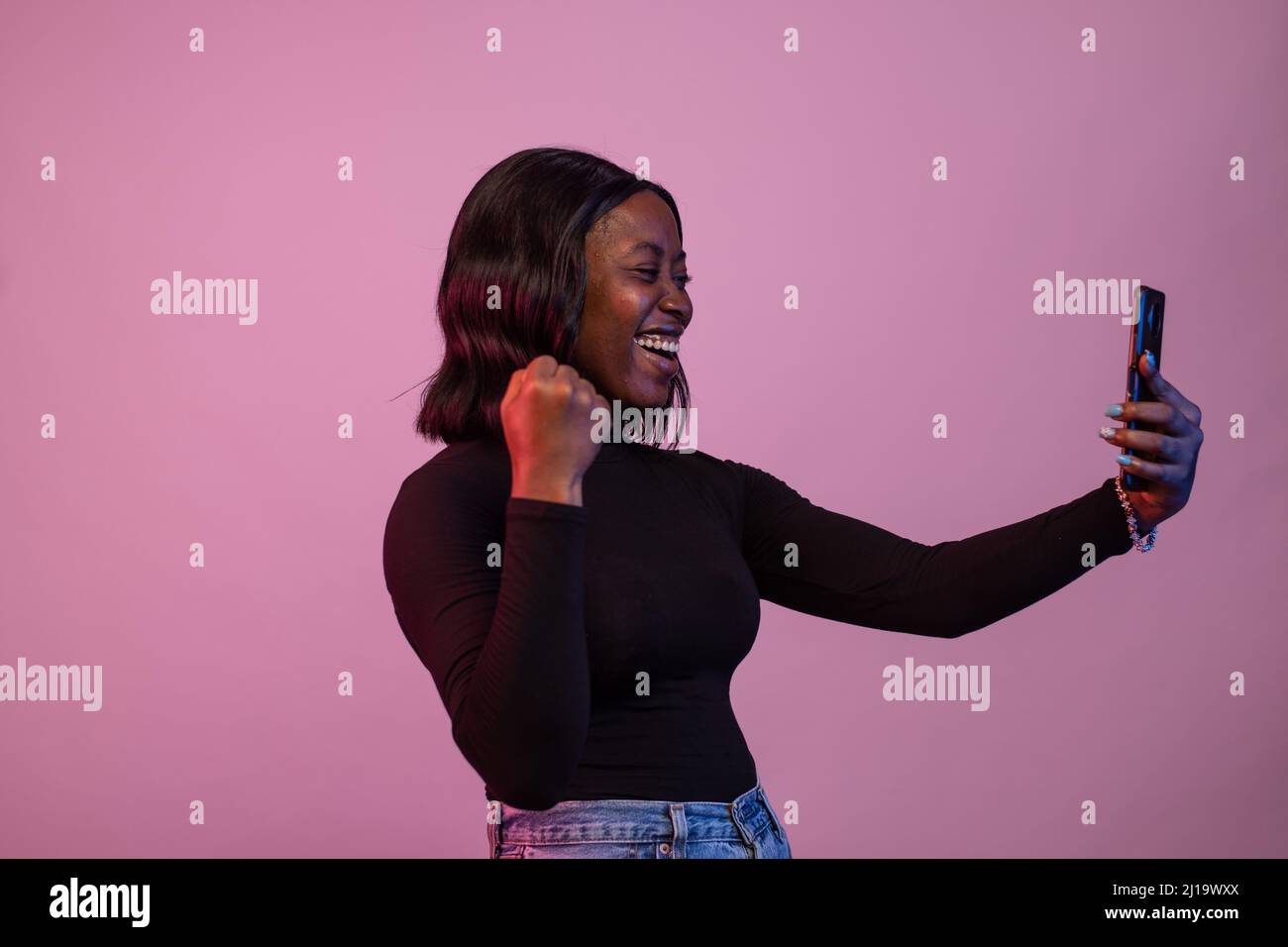 Nigerian woman on phone hi-res stock photography and images - Alamy