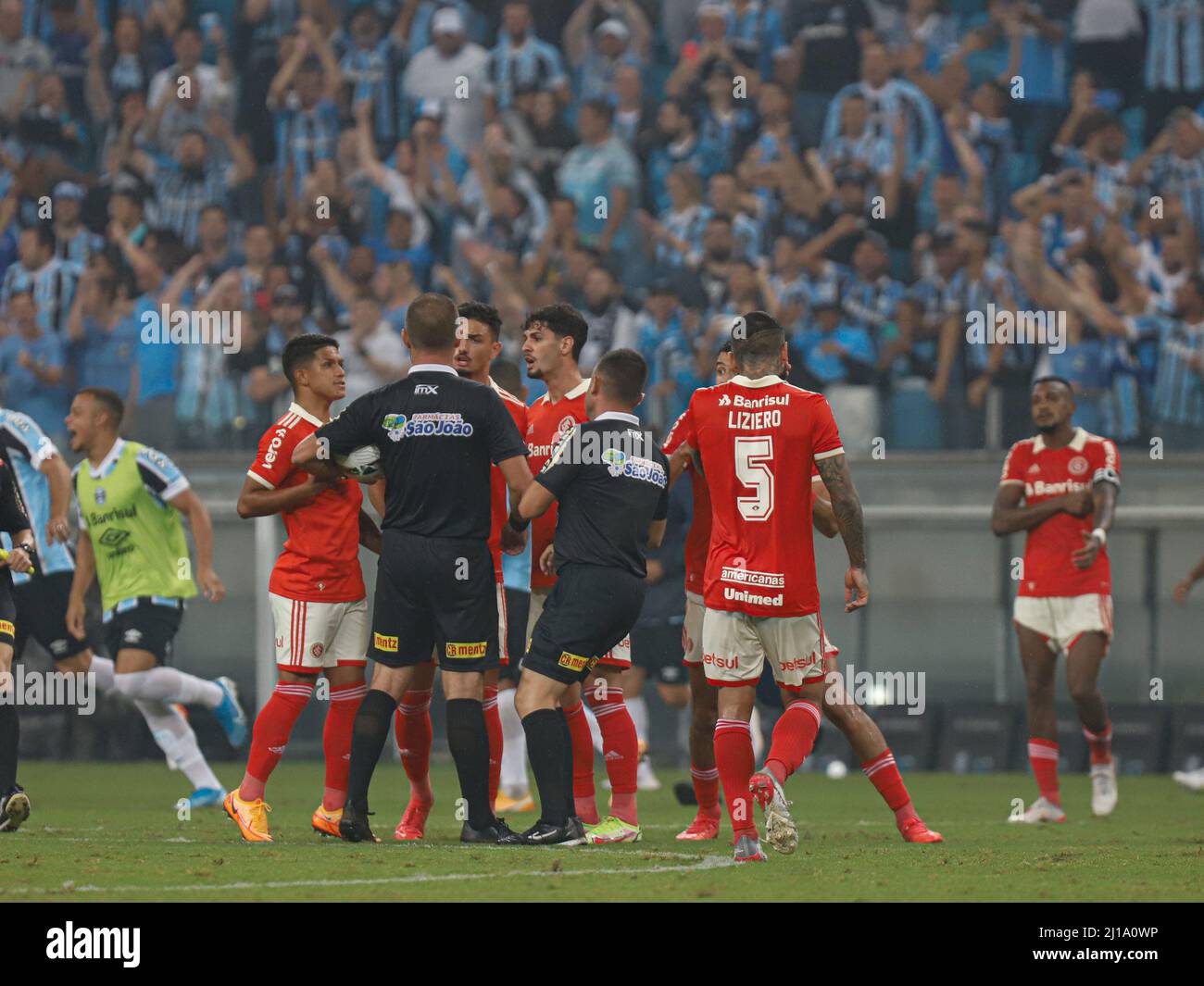 Porto Alegre, Brazil. 24th Mar, 2022. RS - Porto Alegre - 03/24/2022 - GAUCHO 2022, GREMIO X INTERNACIONAL - Internacional players complain to the referee during a match against Gremio at the Arena do Gremio stadium for the Gaucho 2022 championship. Photo: Maxi Franzoi/AGIF/Sipa USA Credit: Sipa USA/Alamy Live News Stock Photo