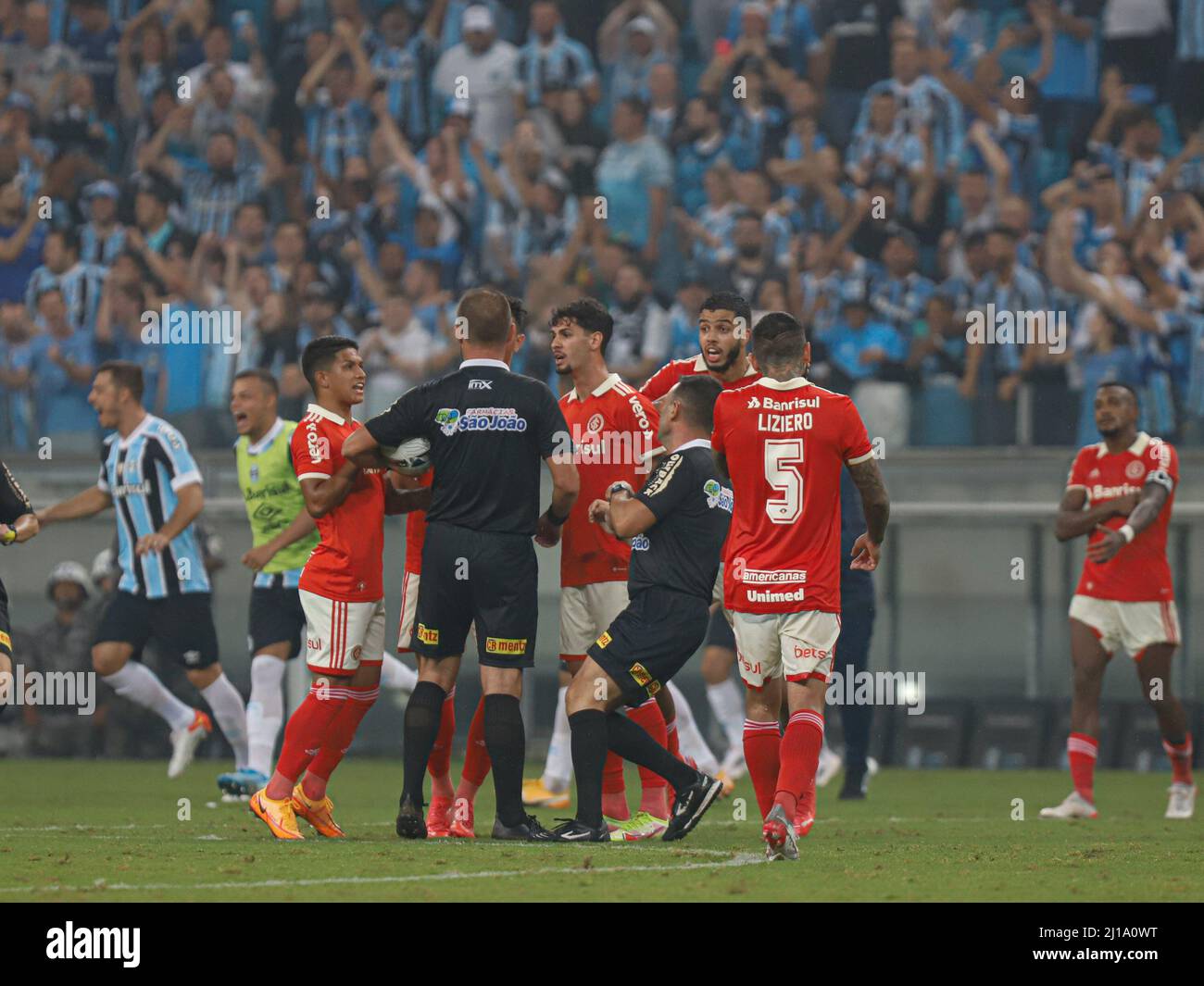 Porto Alegre, Brazil. 24th Mar, 2022. RS - Porto Alegre - 03/24/2022 - GAUCHO 2022, GREMIO X INTERNACIONAL - Internacional players complain to the referee during a match against Gremio at the Arena do Gremio stadium for the Gaucho 2022 championship. Photo: Maxi Franzoi/AGIF/Sipa USA Credit: Sipa USA/Alamy Live News Stock Photo