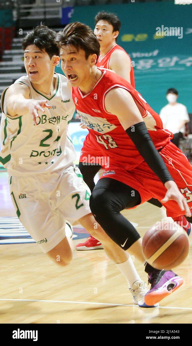 24th Mar, 2022. Basketball: Wonju DB Promy vs. Goyang Orion Orions Lee  Dae-sung (R) of the Goyang Orion Orions drives to the basket during a  Korean Basketball League game against the Wonju