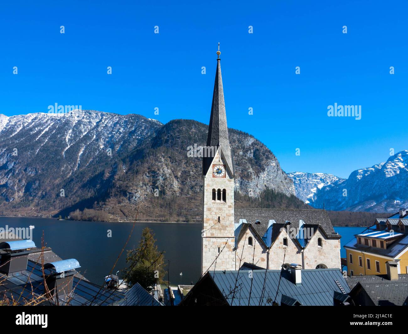 Panoramic view of the famous Hallstatt mountain village and the parish church of Maria Himmelfahrt in the Austrian Alps Salzkammergut, Austria Stock Photo