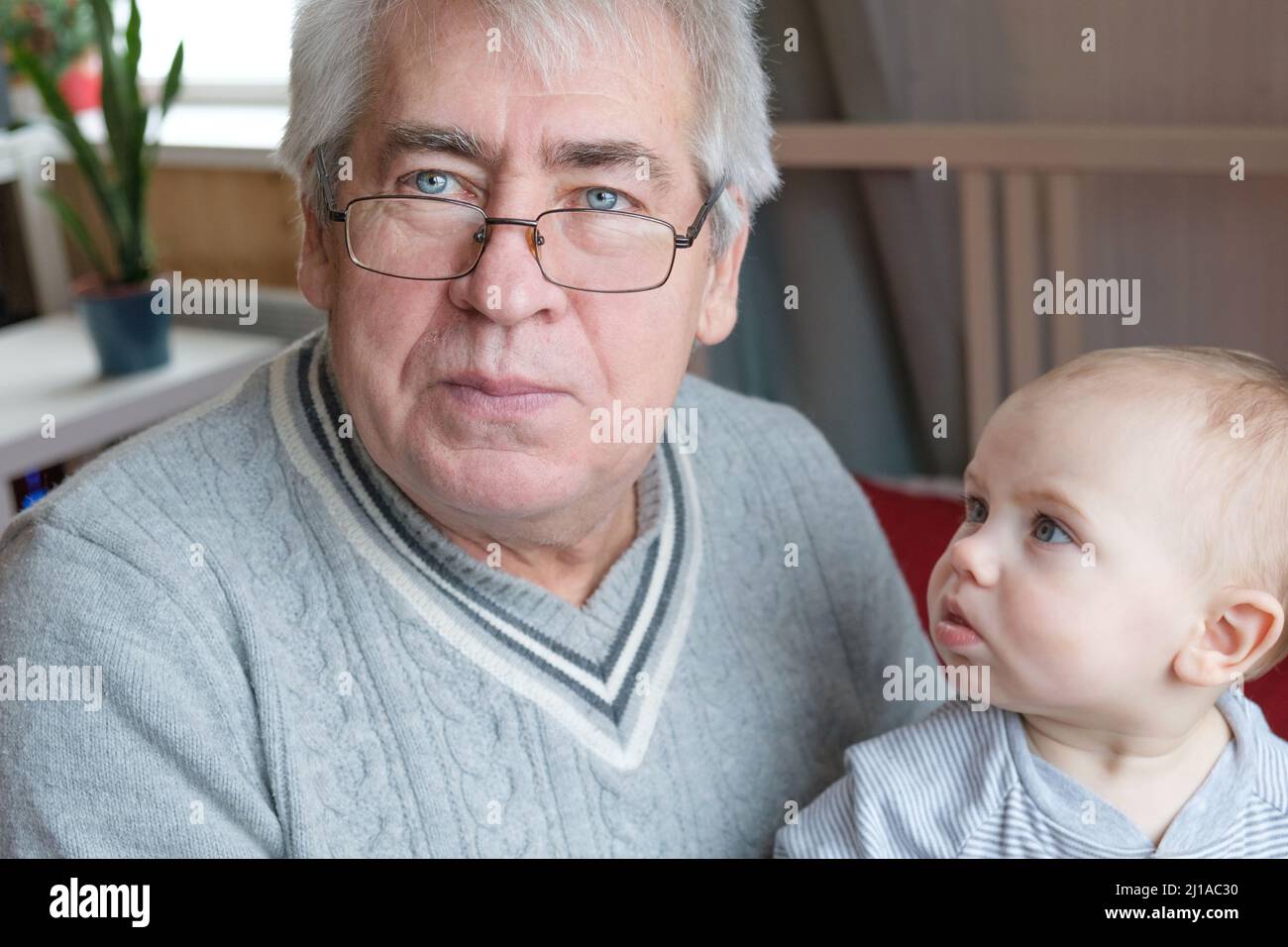 Girl kissing boy hi-res stock photography and images - Alamy