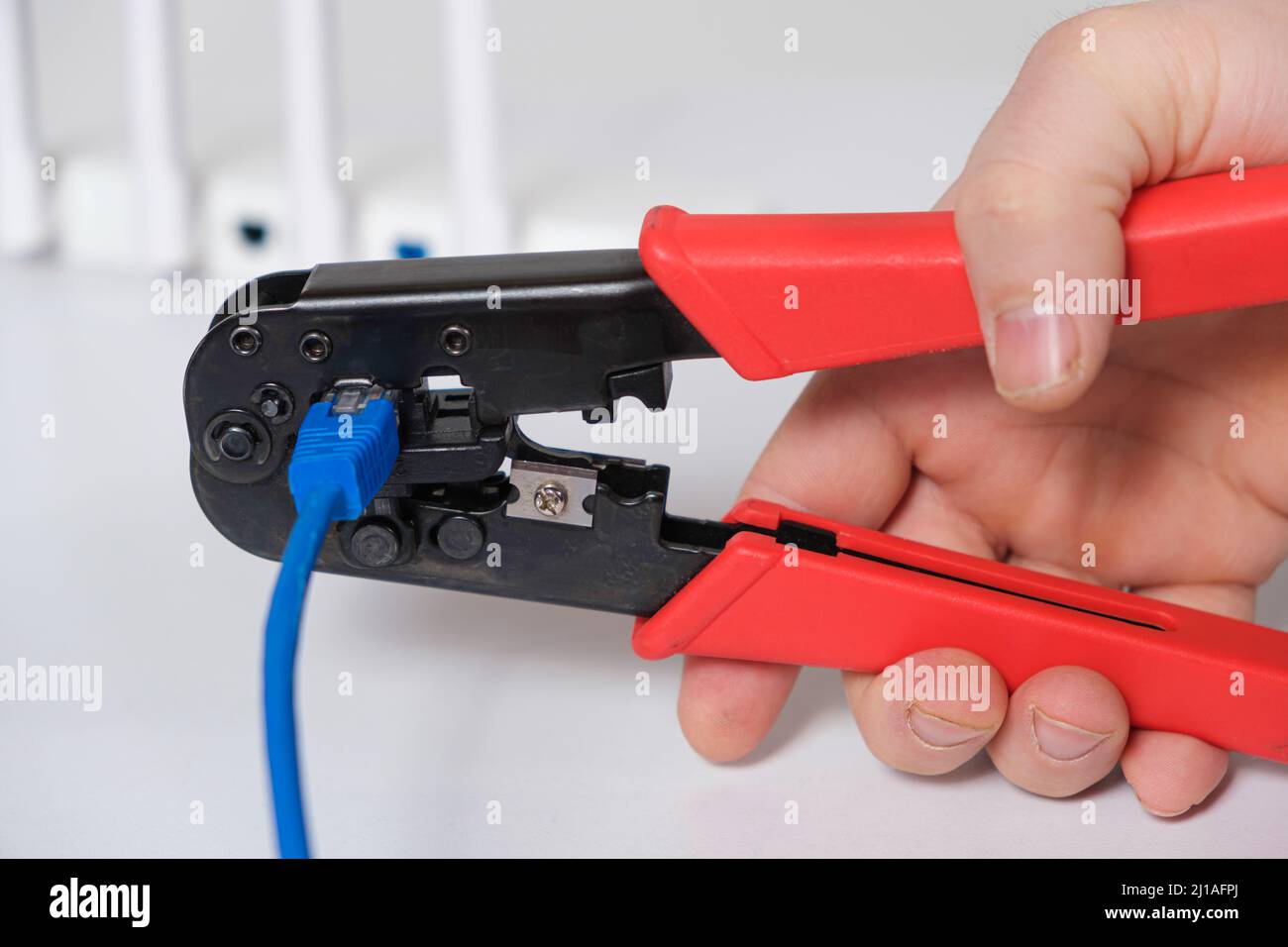 The computer master crimps the connection of the Vlan connector with a