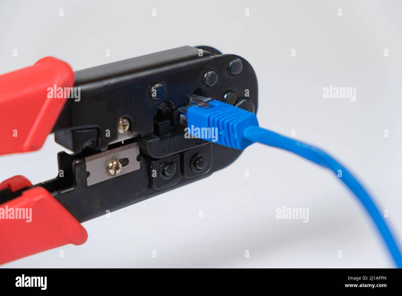 The computer master crimps the connection of the Vlan connector with a