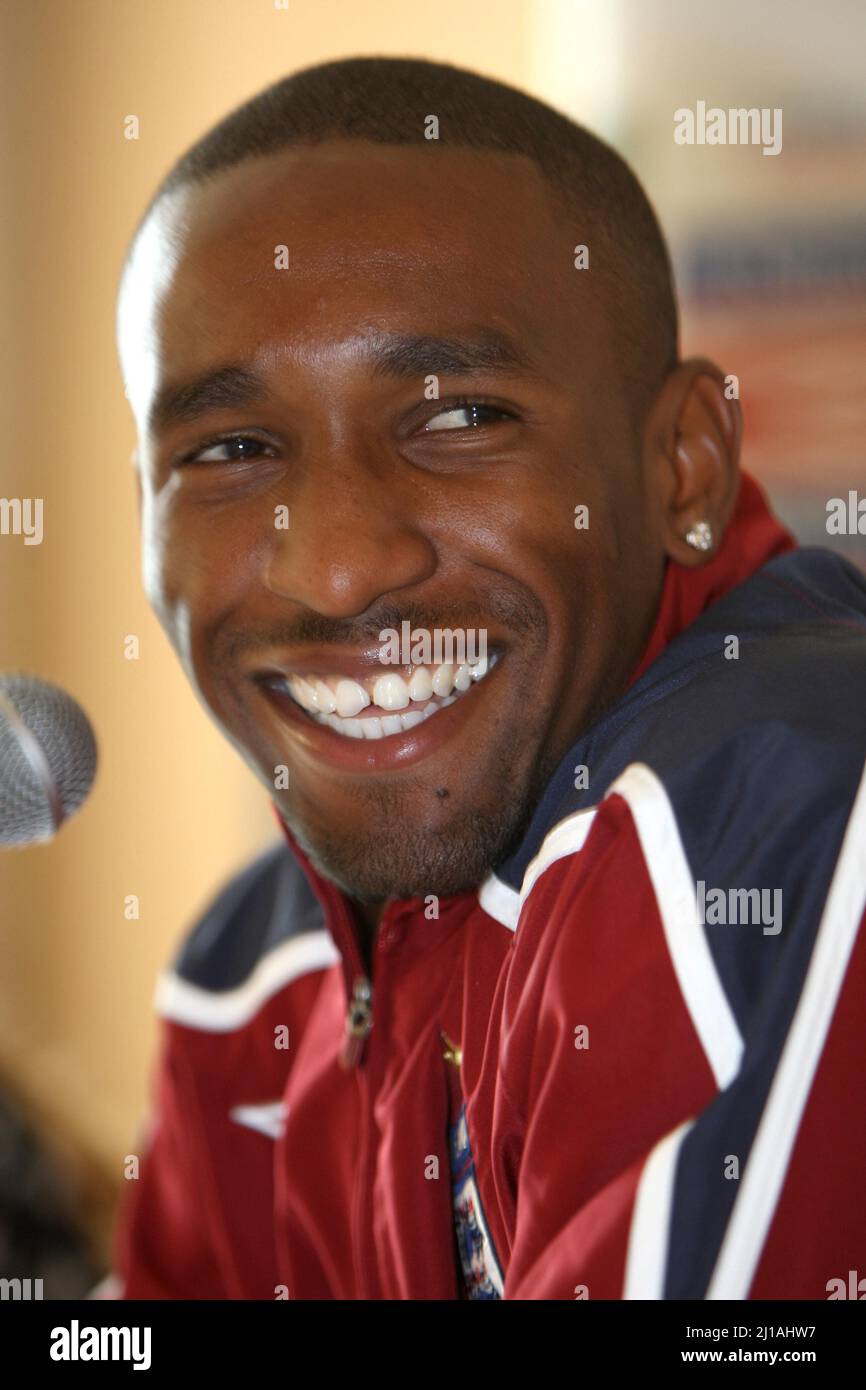 Just Wayne Rooney and Jermain Defoe fighting the boredom 🎥, image size:866x1390