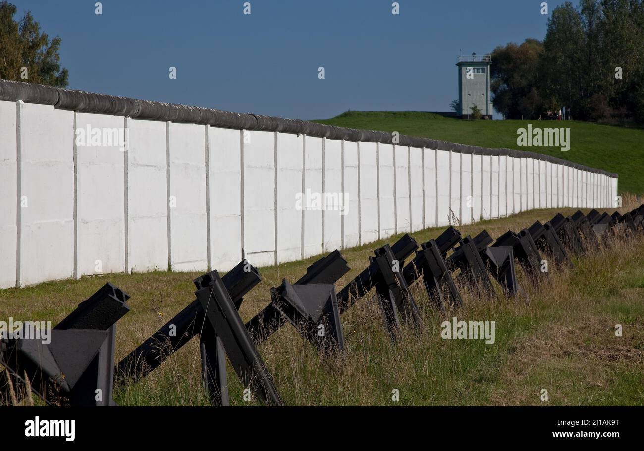 Hötensleben Sachsen-Anhalt 76844 Grenzmauer vorn SPANISCHE REITER oben Führungsturm : Teile des Grenzdenkmals gehören zur Gedenkstätte Deutsche Teilun Stock Photo