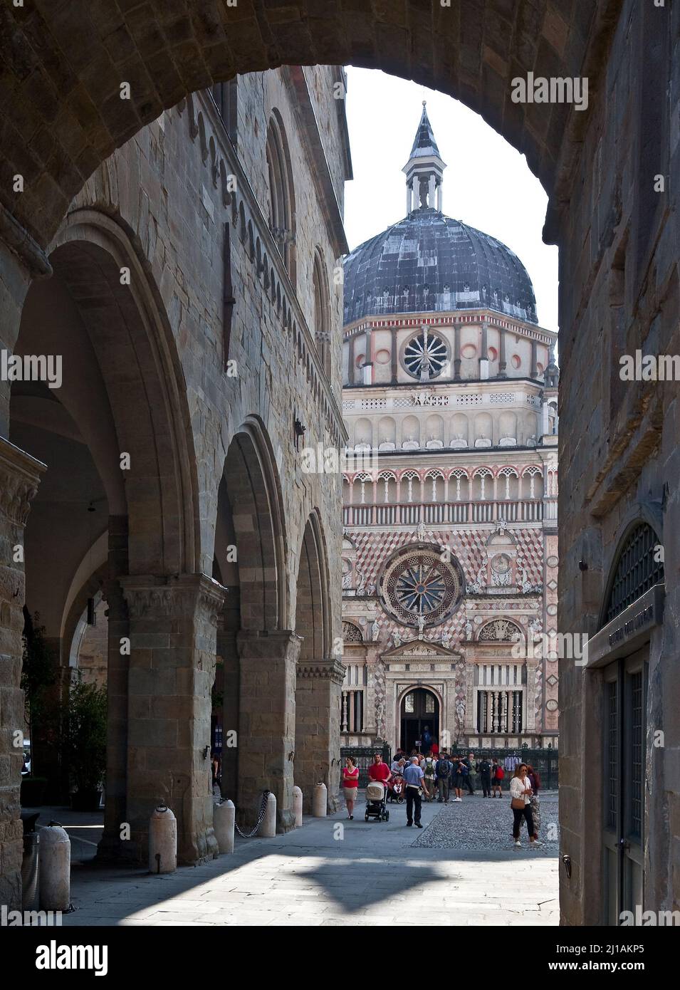 Italien Bergamo 89396 Bauten der Oberstadt von Südwesten mit Dom hinten links und Santa Maria Maggiore hinten rechts Stock Photo