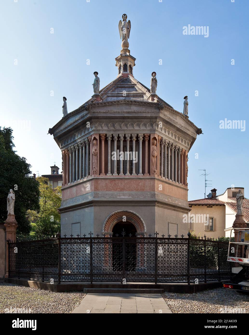 Italien Bergamo 89485 Baptisterium errichtet 1340 im Inneren von Santa Maria Maggiore  1660 auf den Vorplatz versetzt Stock Photo