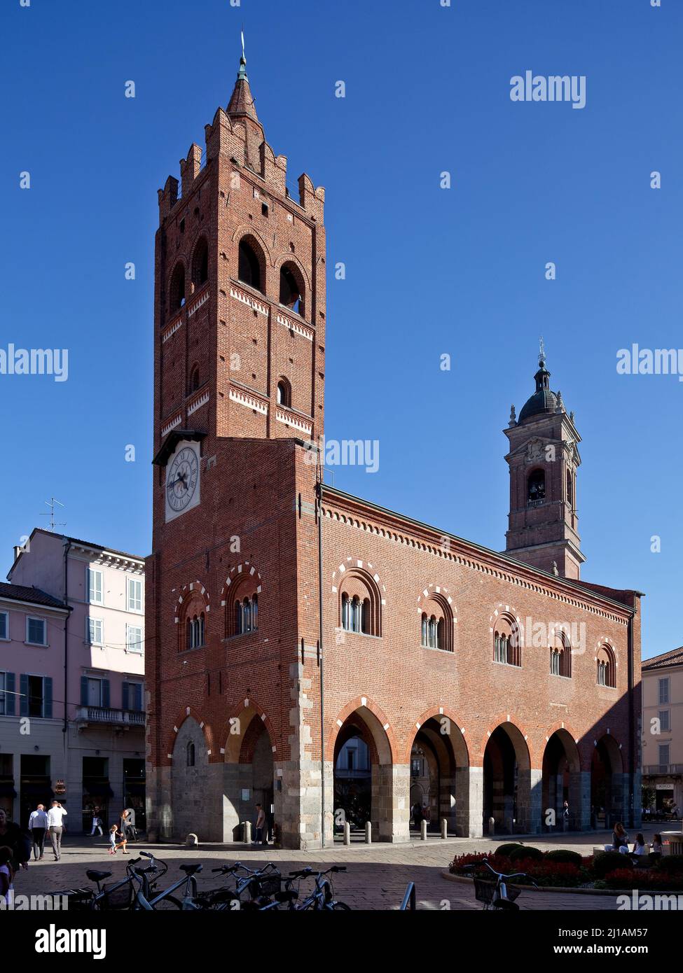 Italien Monza 88235 Rathaus genannt ARENGARIO um 1300 zweischiffige offene Pfeilerhalle darüber Ratssaal links Torre del Comune hinten Turm des Domes Stock Photo