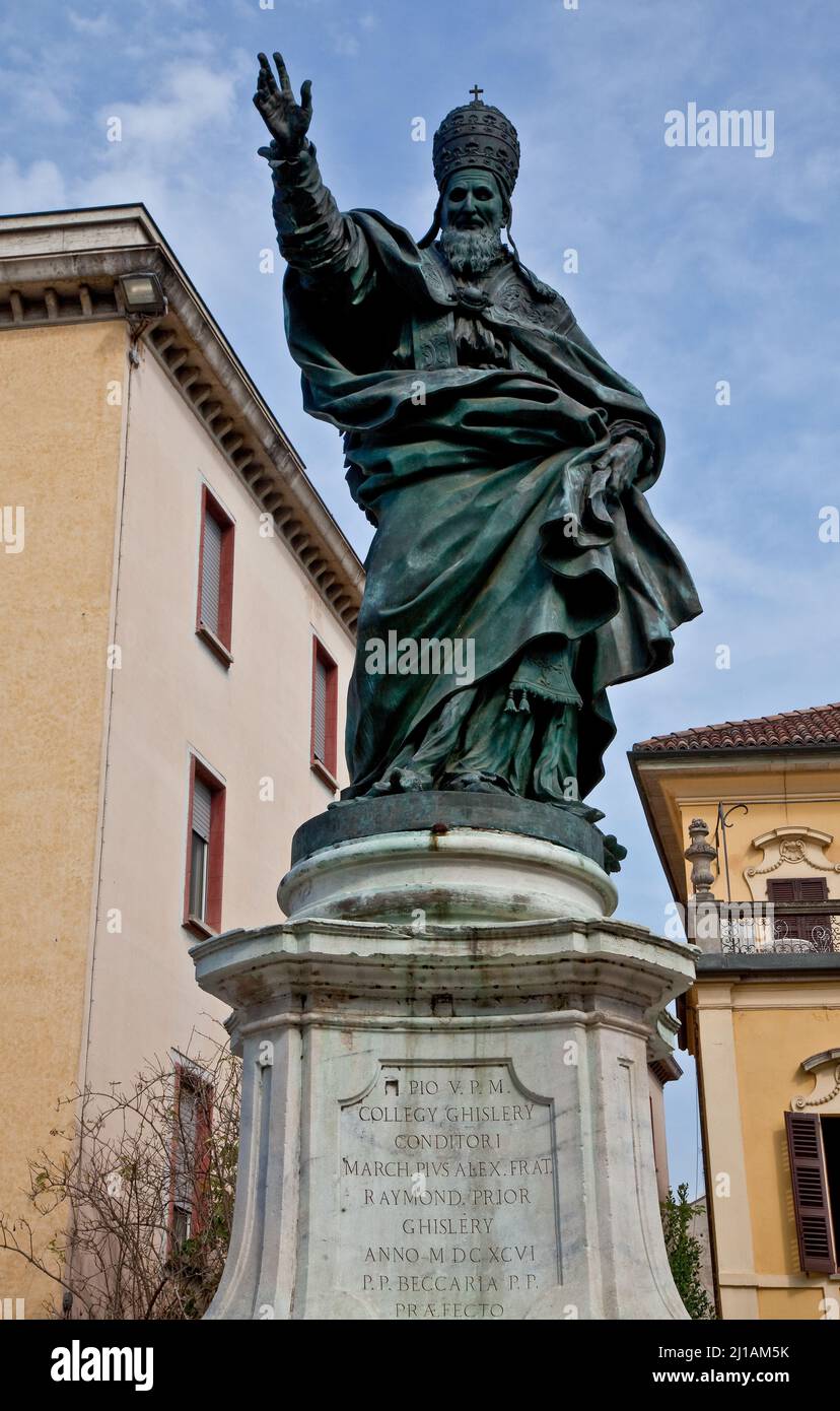 Italien Pavia 89584 Denkmal für Papst Pius V gegenüber dem von ihm 1569 gegründeten Collegio Ghislieri 1692 von Francesco Nuvolone geschaffen Stock Photo