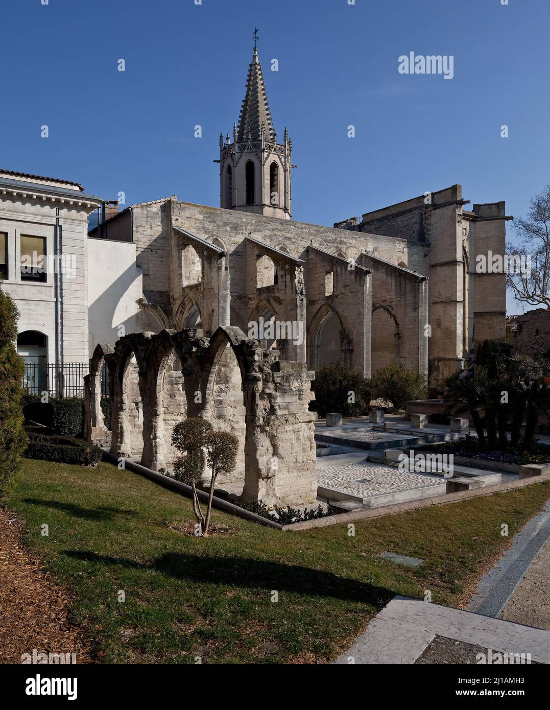 Frankr Avignon Temple Saint-Martial 59722 Evangelische Kirche von Süden vorn Reste des Kreuzgangs Stock Photo