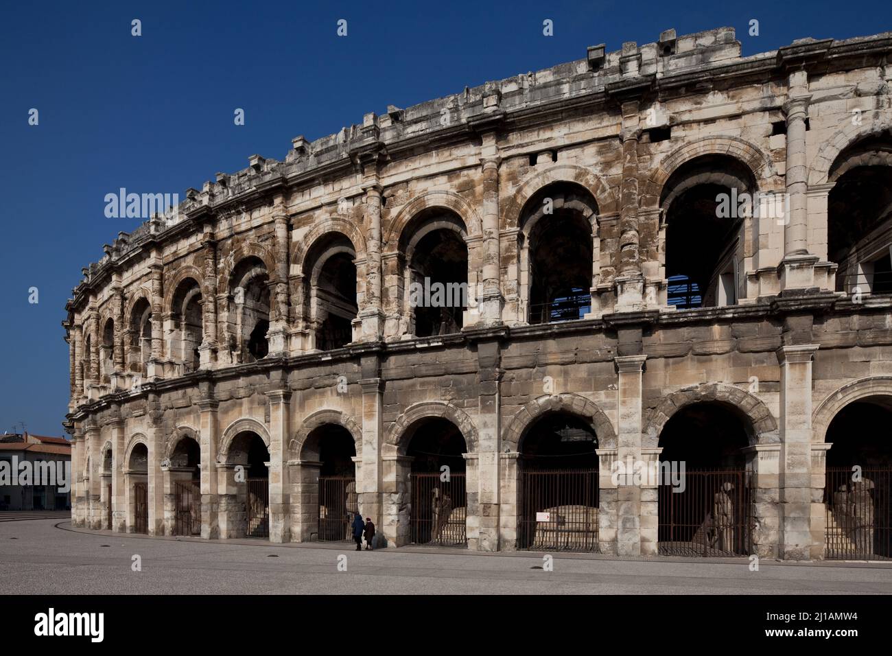 Frankr Nîmes Amphitheater 59921 Außenansicht zweigeschossiger Aufbau zwischen den Rundbogenarkaden unten Pilaster oben dorische Wandsäulen darüber Att Stock Photo