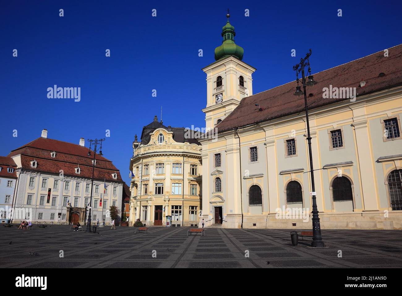 Brukenthal-Palais, links, Rathaus, katholische Garnisonskirche, am Großen Ring, Piata Mare, Sibiu, Rumänien  /  Brukenthal Palace, left, City Hall, Ca Stock Photo