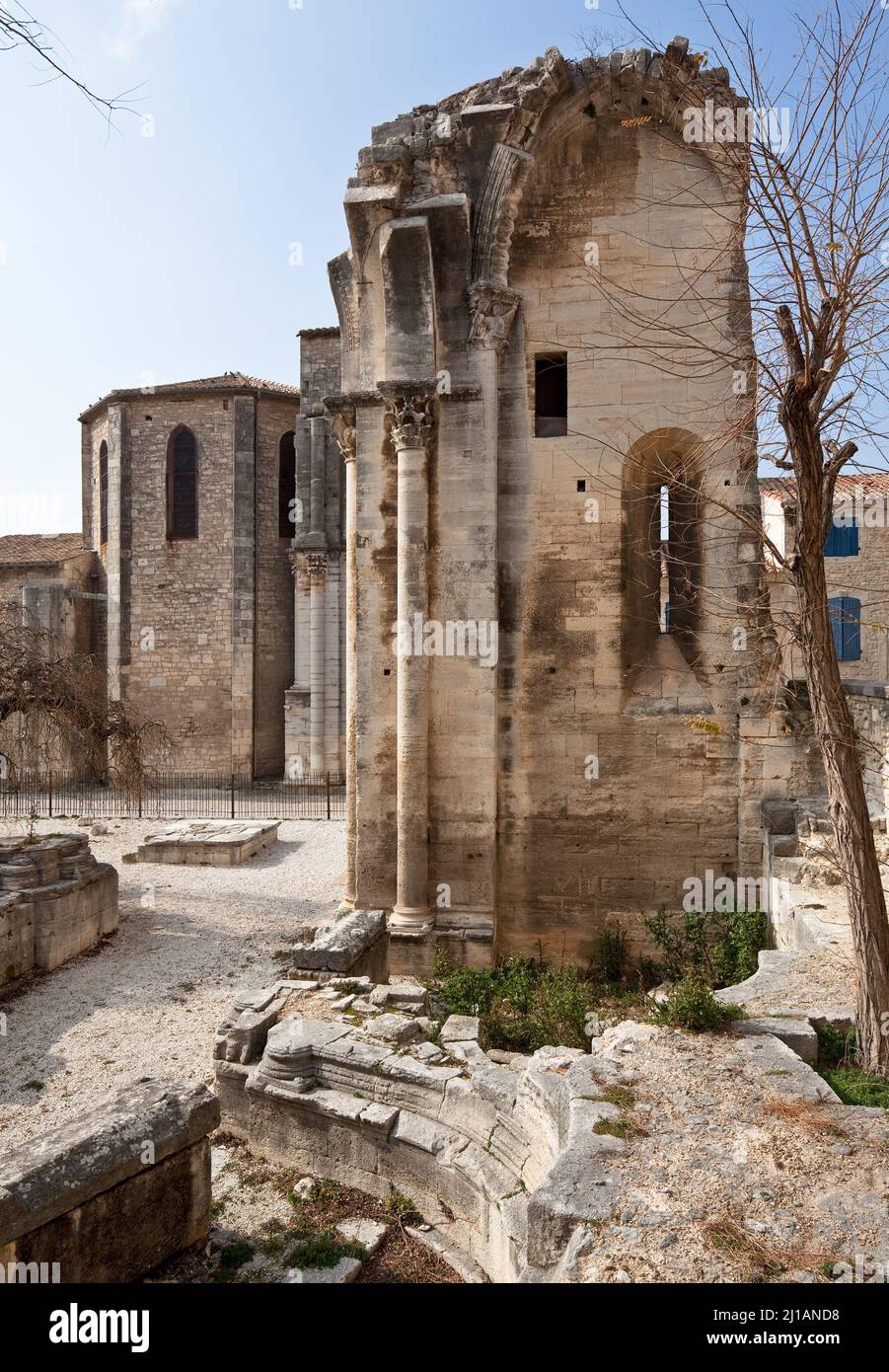 Frankr St-Gilles-du-Gard Abteikirche 60028 Ruinen des im 17 Jh zerstörten romanischen Umgangchors von Osten links heutiger Chorschluß Stock Photo