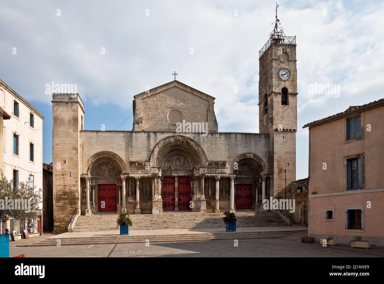 Frankr St-Gilles-du-Gard Abteikirche 60032 Westansicht mit der um 1150 entstandenen romanischen Portalanlage Stock Photo