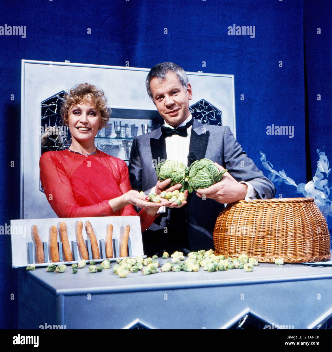 Ein Abend im blauen Salon, Magiergala und Unterhaltungsreihe, Österreich 1982, Mitwirkende: Mirjam Dreifuss und Peter Lodynski präsentieren Biogemüse. Stock Photo