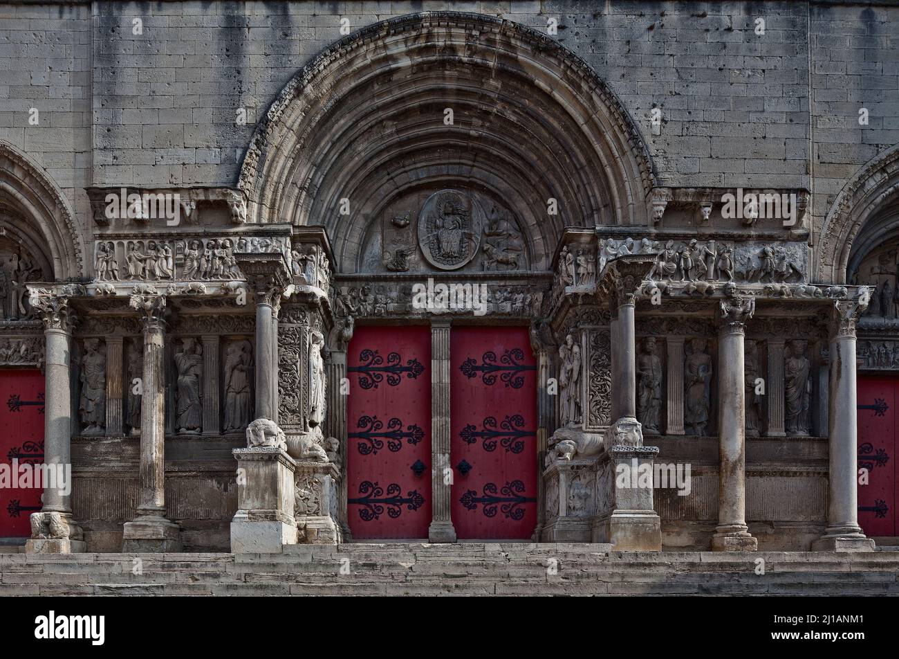 Frankr St-Gilles-du-Gard Abteikirche 60043 Westfassade mit der um 1150 entstandenen romanischen Portalanlage zentraler Ausschnitt Stock Photo