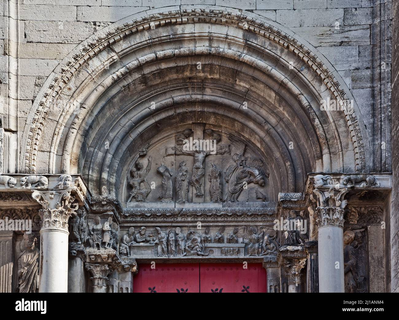 Frankr St-Gilles-du-Gard Abteikirche 60047 südliches Westportal Tympanon mit Kreuzigungsszene Stock Photo