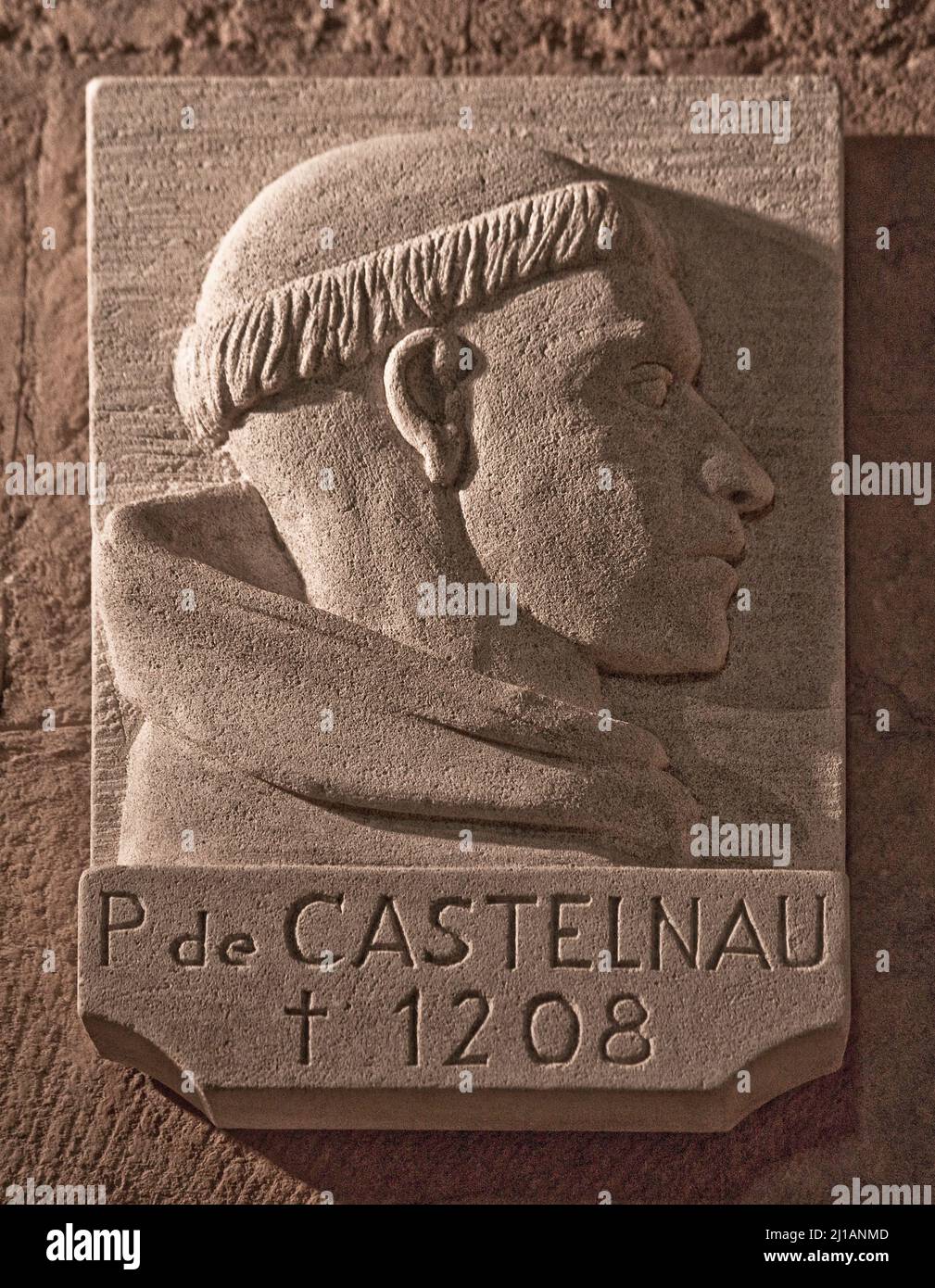 Frankr St-Gilles-du-Gard Abteikirche 60057 Porträt des Pierre de Castelnau als päpstlicher Legat 1208 dortselbst ermordet dies war Auslöser für den Al Stock Photo