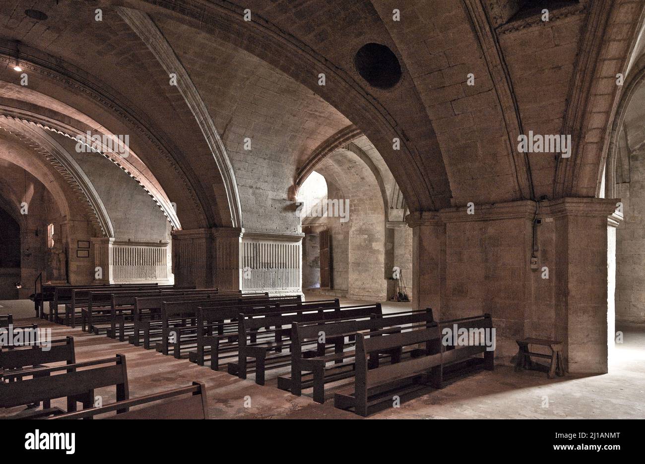 Frankr St-Gilles-du-Gard Abteikirche 60067 Krypta Innenraum nach Südosten mit flach gespanntem Kreuzrippengewölbe und nach burgundischem Vorbild gesta Stock Photo