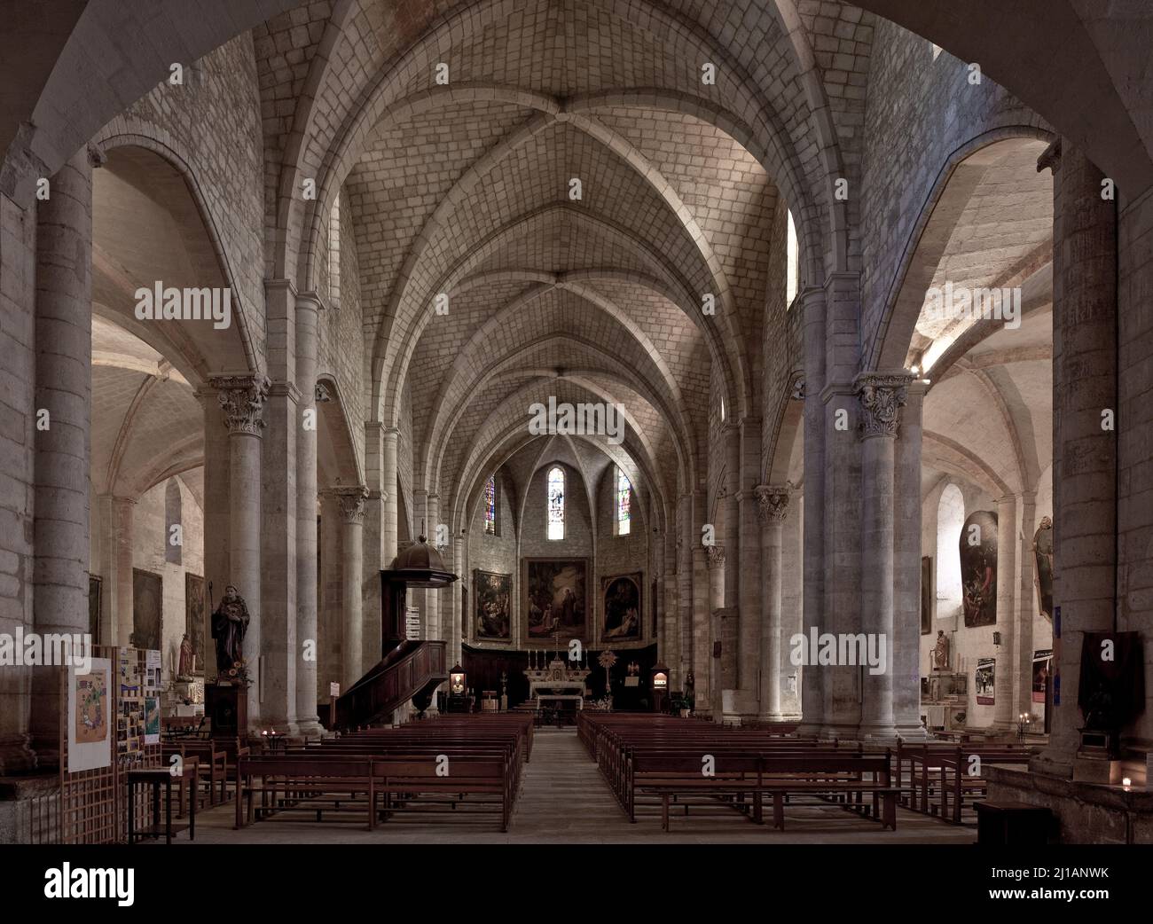 Frankr St-Gilles-du-Gard Abteikirche 60079a Innenraum n Osten historisierender Wiederaufbau des 17 Jh im Sinne einer späten fortlebenden Gotik Stock Photo