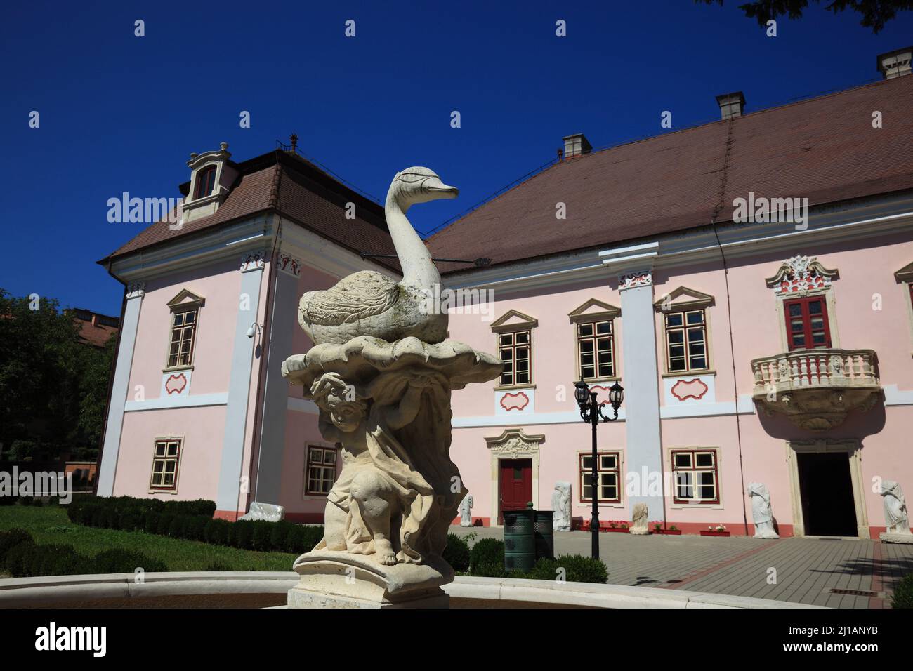 Deva, Diemrich. Schloss Magna Curia, im 16. Jahrhundert im Renaissancestil errichtet, mit Schwanenbrunnen, Siebenbürgen, Rumänien  /  Deva, Diemrich. Stock Photo