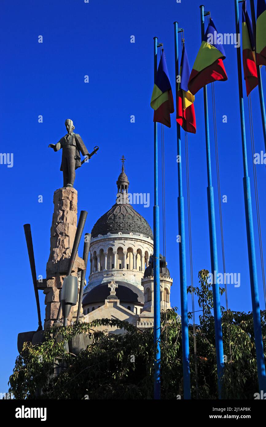 Avram Iancu Statue und Orthodoxe Kathedrale an der Piata Avram Iancu in Cluj, Siebenbürgen, Rumänien  /  Avram Iancu Statue and Orthodox Cathedral at Stock Photo