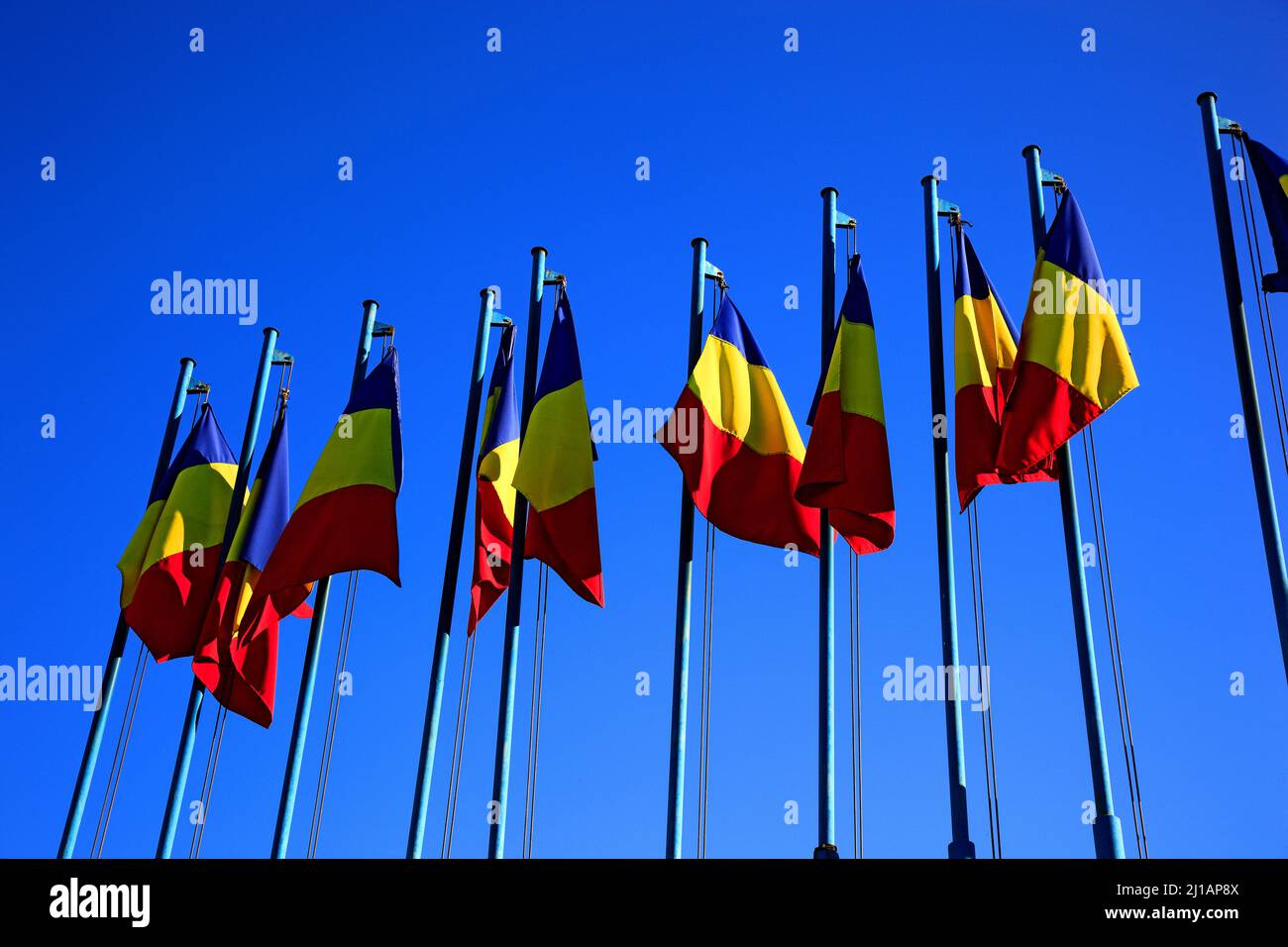 Nationalflagge von Rumänien, fotografiert in Cluj, Siebenbürgen, Rumänien  /  National flag of Romania photographed in Cluj, Transylvania, Romania  (A Stock Photo