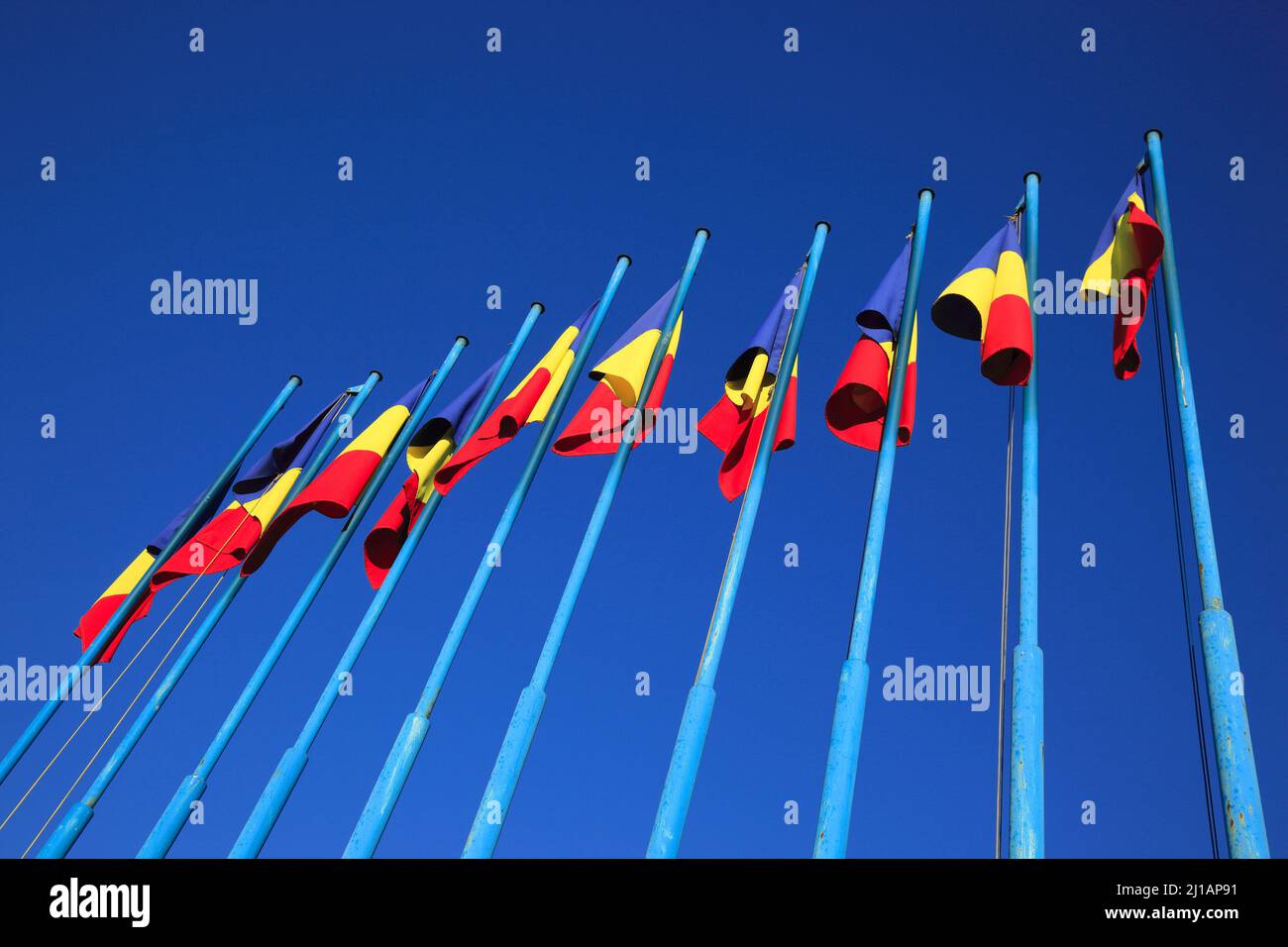 Nationalflagge von Rumänien, fotografiert in Cluj, Siebenbürgen, Rumänien  /  National flag of Romania photographed in Cluj, Transylvania, Romania  (A Stock Photo