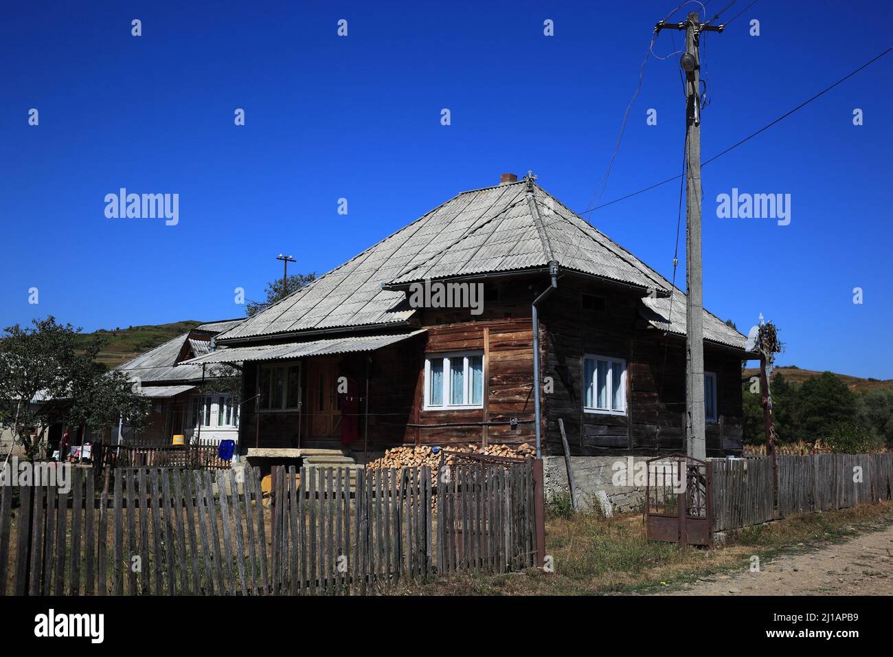 Bauernhaus in Holzbauweise, nahe Rogoz, Maramures, Rumänien  /  Wooden farmhouse, near Rogoz, Maramures, Romania (Aufnahmedatum kann abweichen) Stock Photo