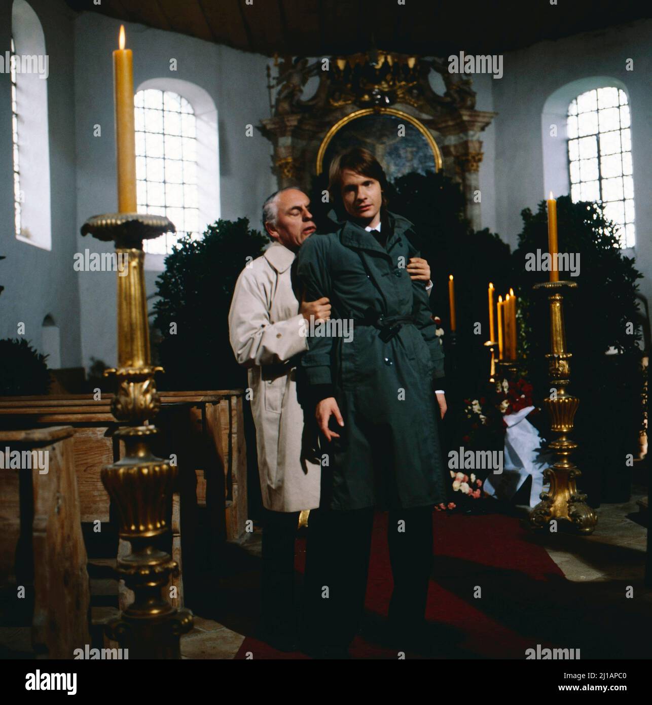 Der Alte, ZDF Krimiserie, Deutschland, 1980, Folge: Magdalena, Szene in der Kirche: Klaus Höhne und Michael Wittenborn. Der Alte, TV crime series, Germany, 1980, episode: Magdalena, scene in the church: Klaus Hoehne and  Michael Wittenborn Stock Photo