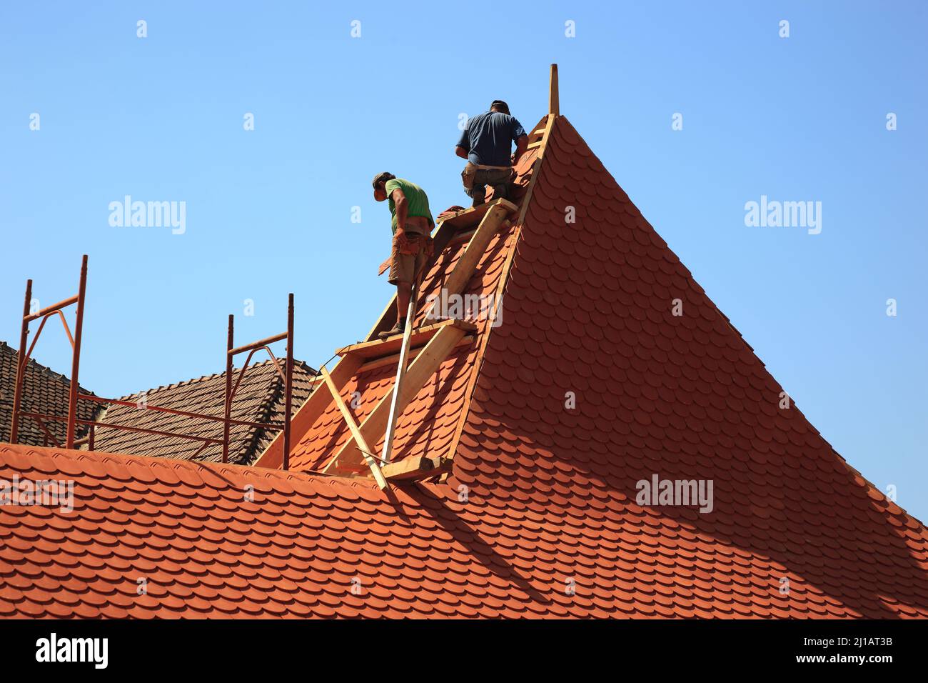 Renovierungsarbeiten am Unesco Weltkulturerbe, Kirchenburg von Darjiu, deutsch Ders oder Därsch, eine Gemeinde im Kreis Harghita in Siebenbürgen, Rumä Stock Photo
