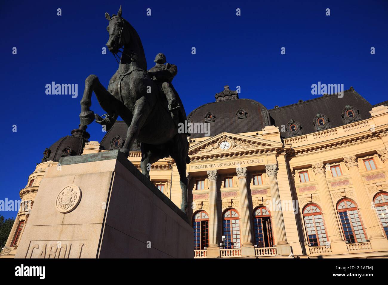 Universitätsbibliothek mit Reiterstatue Carol I., Bukarest, Rumänien  /  University library with equestrian statue Carol I, Bucharest, Romania (Aufnah Stock Photo