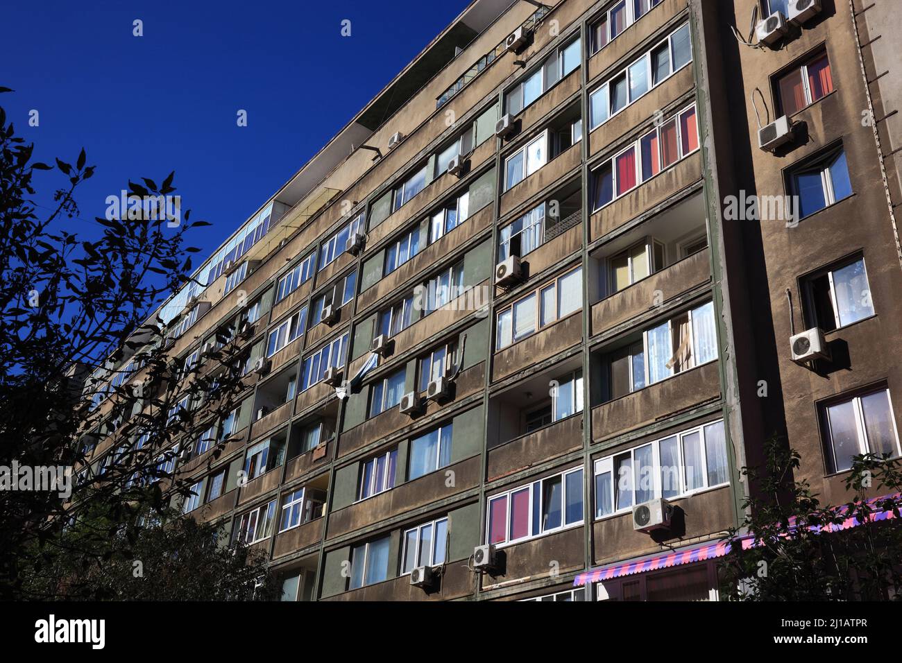Wohnhaus im sozialistischen Plattenbaustil, Bukarest, Rumänien  /  Socialist prefabricated residential building, Bucharest, Romania (Aufnahmedatum kan Stock Photo