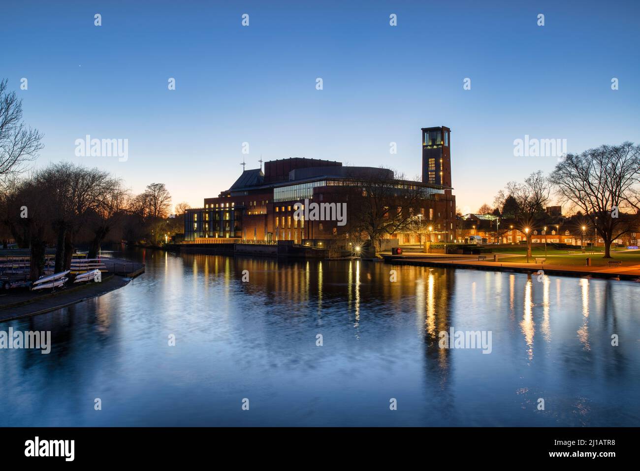 royal-shakespeare-theatre-reflecting-in-the-river-avon-at-dusk