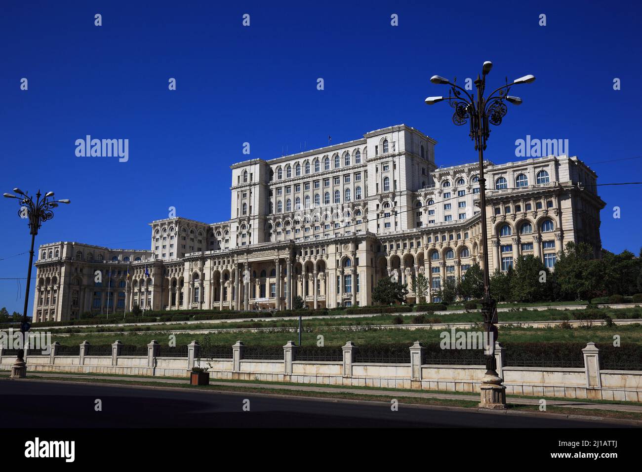 Der Parlamentspalast, rumänisch Palatul Parlamentului, auch bekannt als Haus des Volkes, Casa Poporului, ist nach dem Pentagon das zweitgrößte Gebäude Stock Photo
