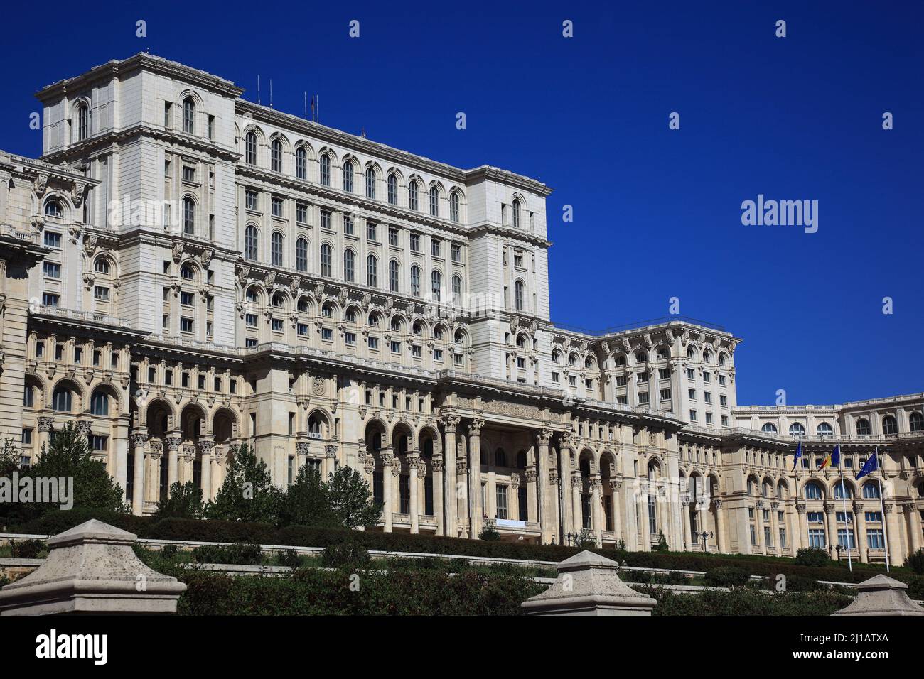 Der Parlamentspalast, rumänisch Palatul Parlamentului, auch bekannt als Haus des Volkes, Casa Poporului, ist nach dem Pentagon das zweitgrößte Gebäude Stock Photo