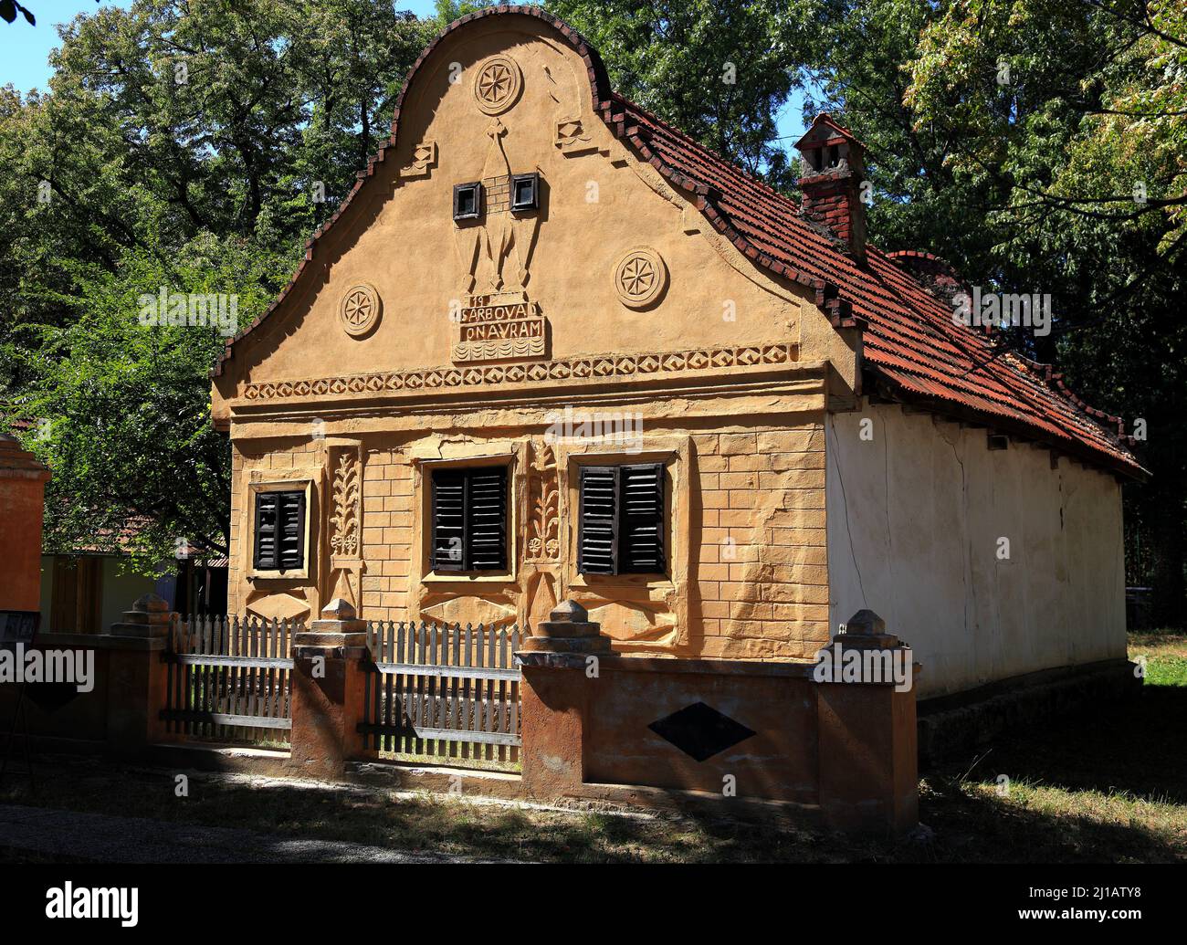 Das Muzeul Satului, Dorfmuseum, ist ein Freilichtmuseum in Bukarest, hier Haus aus Gospodaria Sarbova, Landkreis Timis, 1821  /  The Muzeul Satului, v Stock Photo