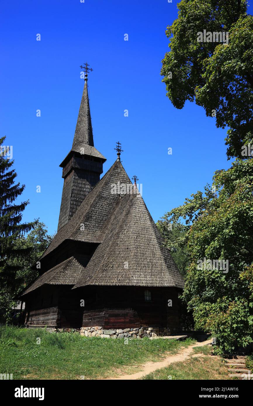 Das Muzeul Satului, Dorfmuseum, ist ein Freilichtmuseum in Bukarest, hier die Holzkirche aus Dragomiresti, Maramures  /  The Muzeul Satului, village m Stock Photo