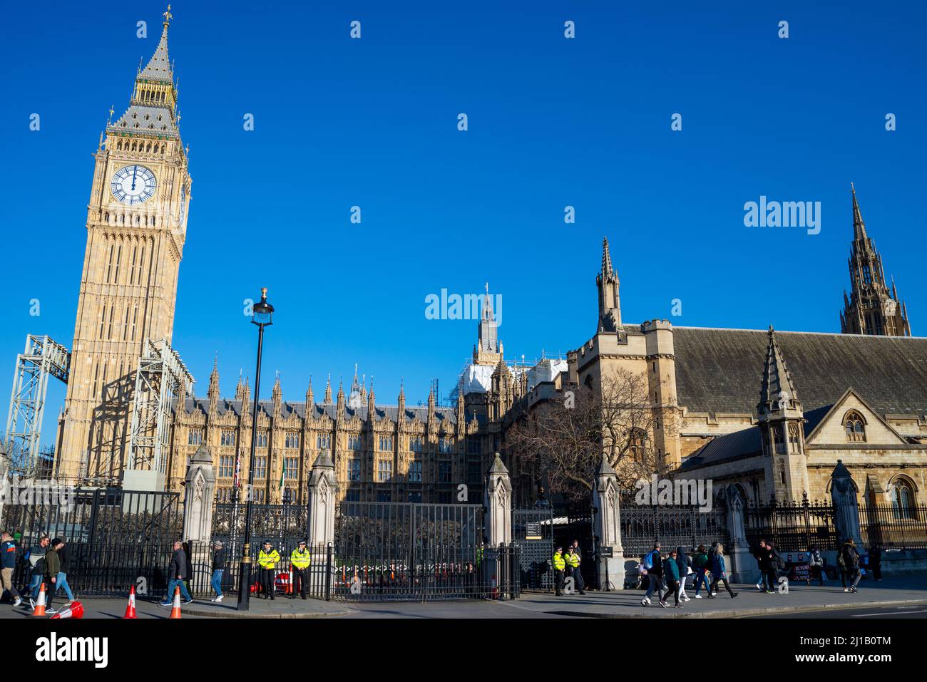 Recently uncovered restored Elizabeth Tower, Big Ben, of the Palace of Westminster, London, UK. New security gates to the Houses of Parliament Stock Photo
