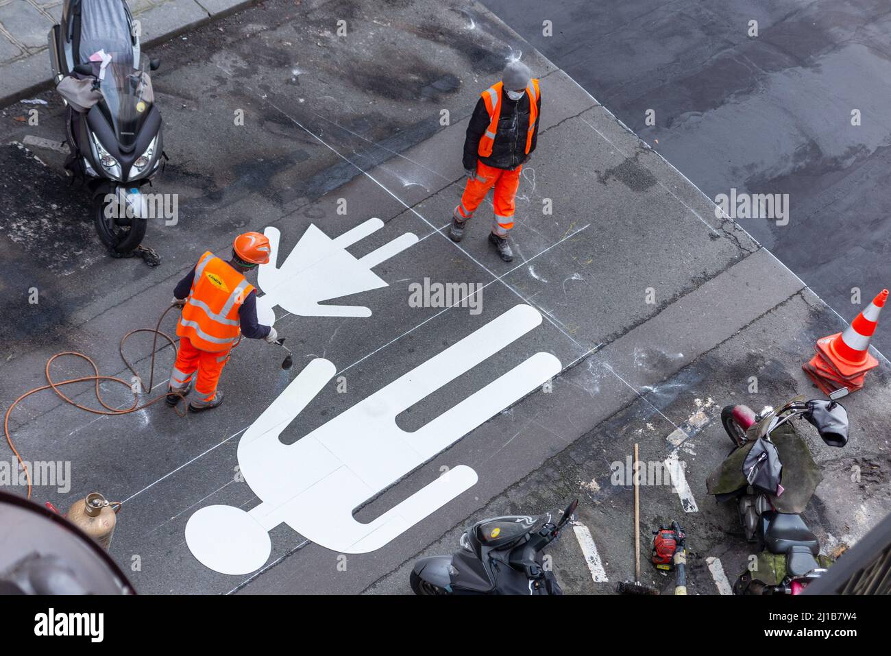 MARKINGS ON THE GROUND IN FRONT OF THE ENTRANCE TO AN ELEMENTARY SCHOOL IN THE CITY OF PARIS,  RUE DE LA BIENFAISANCE, 8TG ARRONDISSEMENT, FRANCE Stock Photo